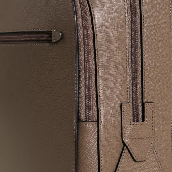 Dettaglio della zip dello zaino Montblanc in pelle Saffiano colore mastice.