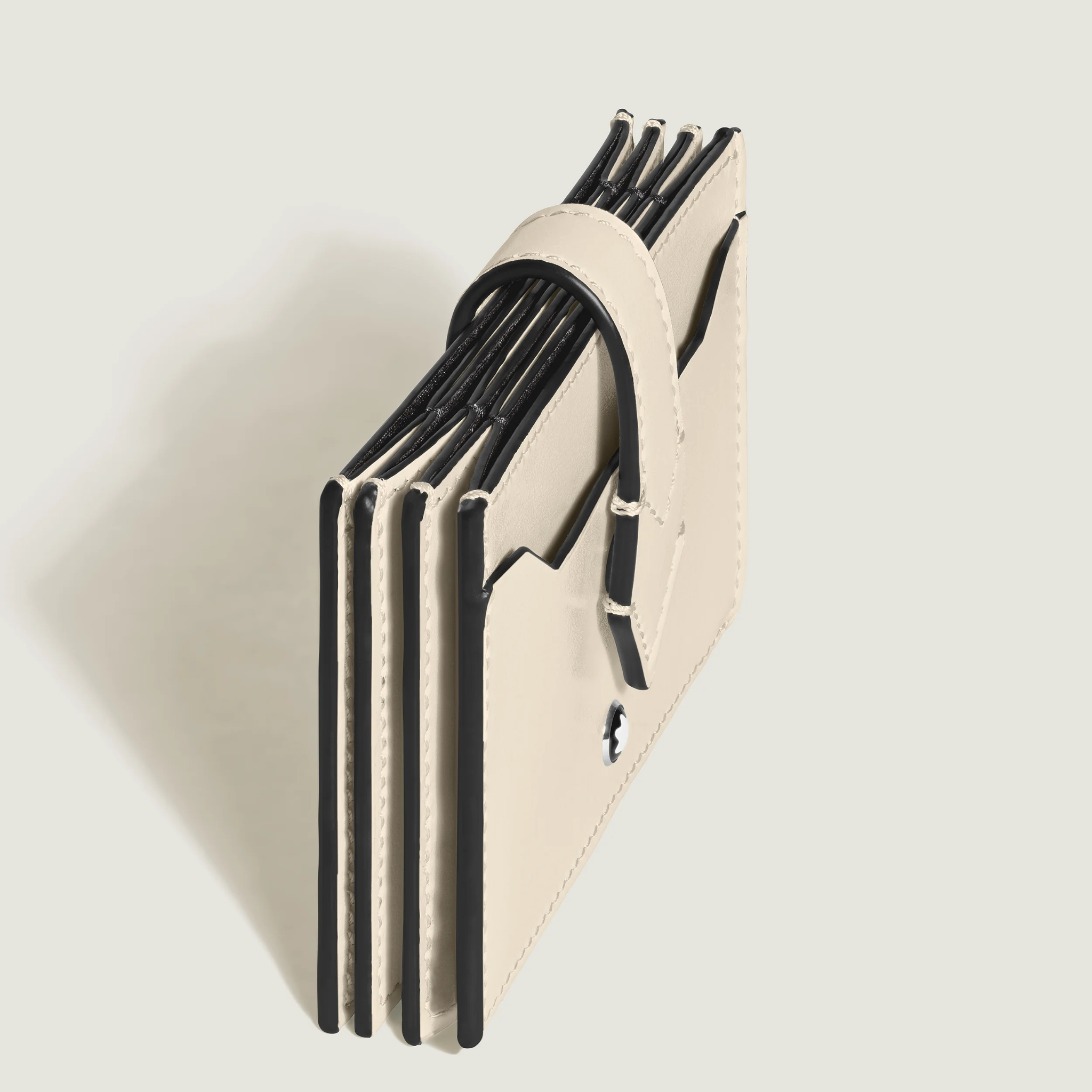 Porta carte Montblanc Meisterstück – sezione interna Porta carte Montblanc Meisterstück in pelle nera con tasca trasparente e slot multipli per carte.