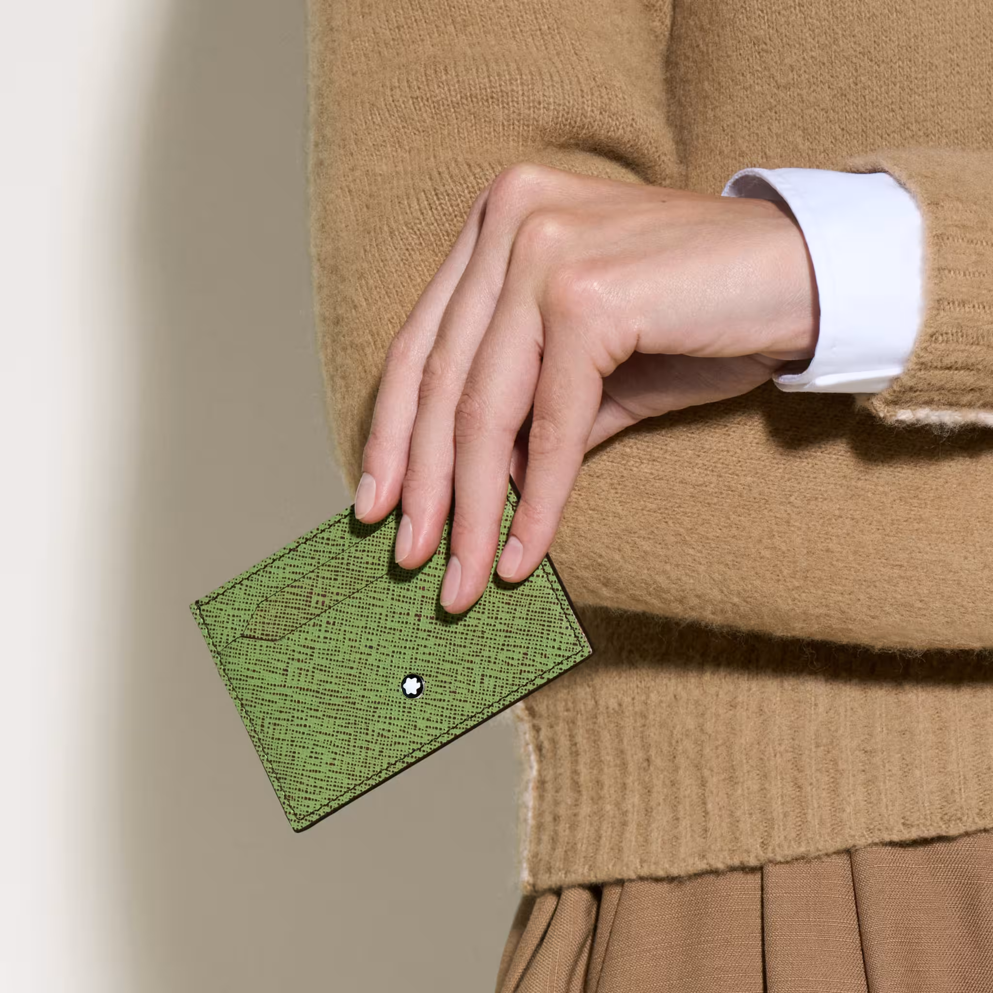 Porta Carte Montblanc Sartorial 5 scomparti in pelle Saffiano Multi Lime e Cassis