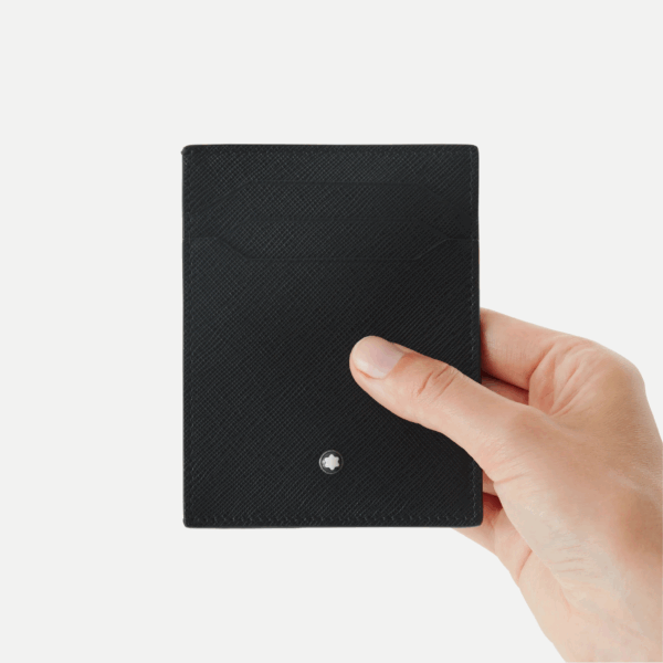 Porta carte Montblanc Meisterstück in pelle nera tenuto in mano, con emblema bianco frontale.