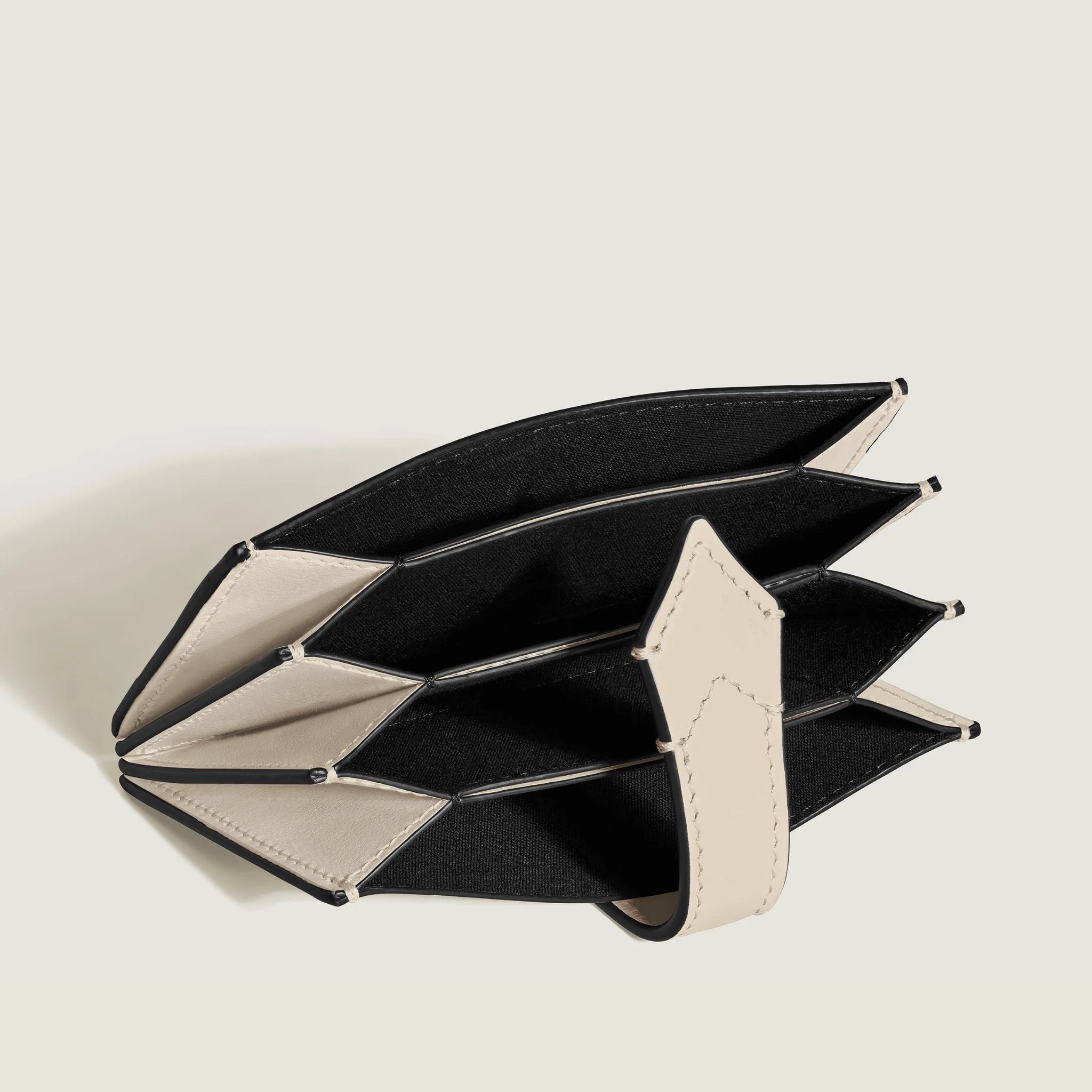 Porta carte Montblanc Meisterstück – formato compatto e tascabile Porta carte Montblanc Meisterstück in pelle nera tenuto in mano, con emblema bianco frontale.