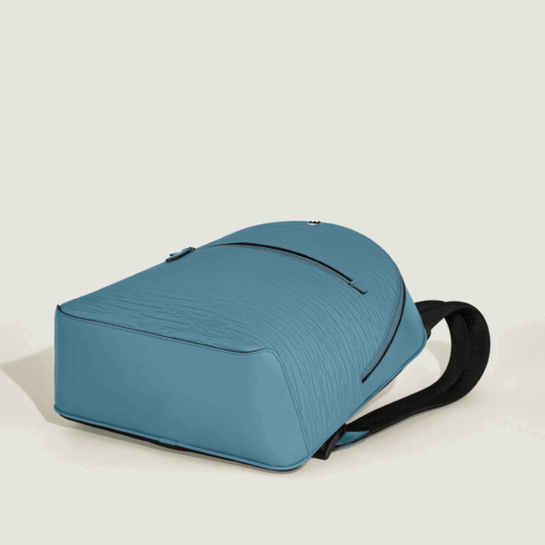 Zaino Montblanc 4810 Smoky Blue visto dal basso, design elegante in pelle blu
