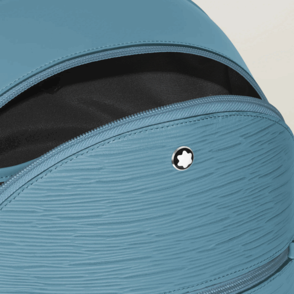 Dettaglio dell’apertura con zip dello zaino Montblanc 4810 Smoky Blue