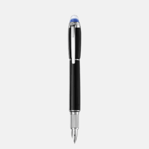 Stilografica Montblanc StarWalker in resina nera con finiture platino, mostrata in posizione obliqua con pennino e grip zigrinato in primo piano.