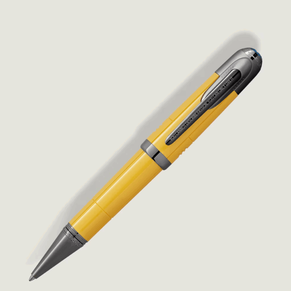 Dettaglio della clip della penna Montblanc Enzo Ferrari Giallo Modena con incisione “FOR A LIFETIME OF SERVICE”