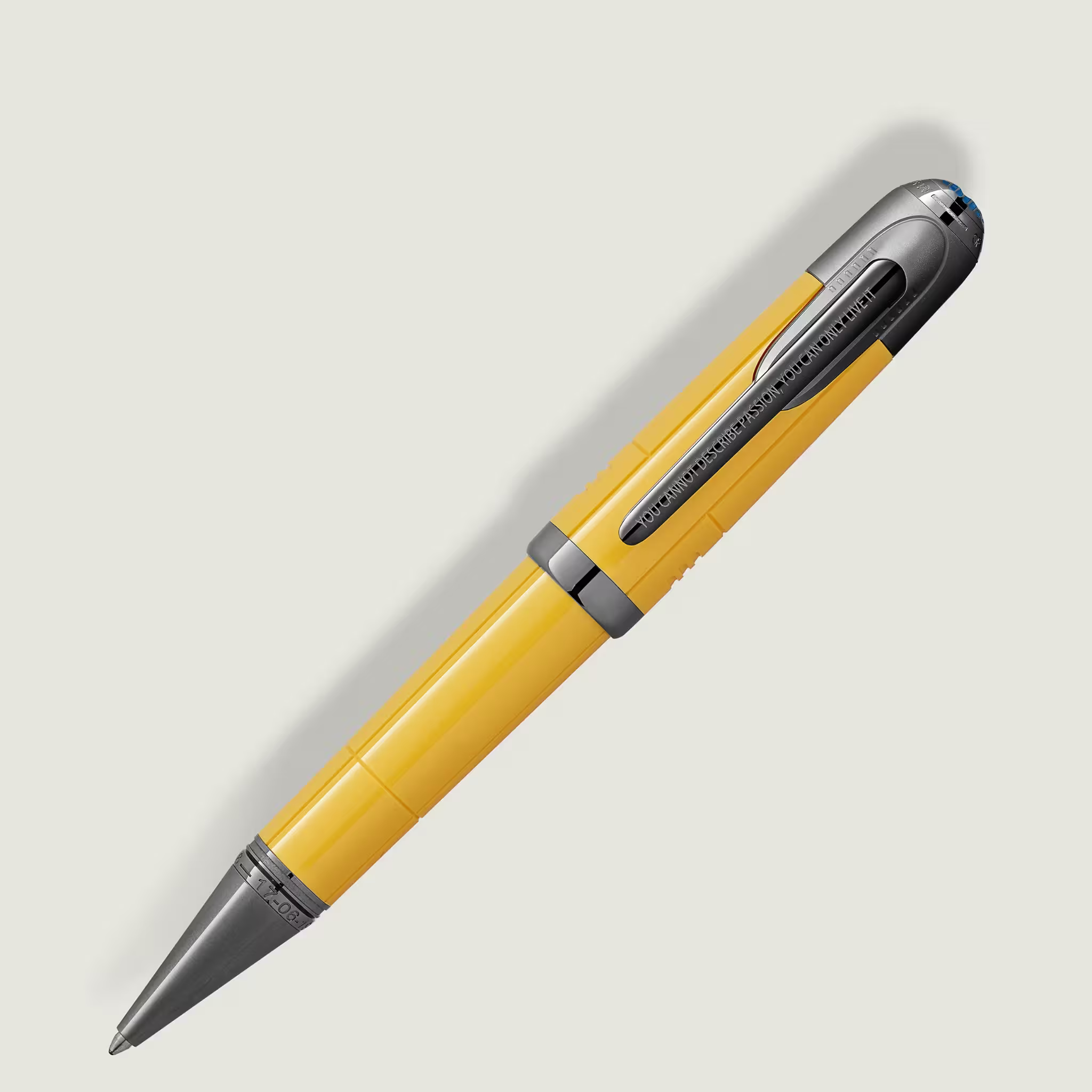 Dettaglio della clip della penna Montblanc Enzo Ferrari Giallo Modena con incisione “FOR A LIFETIME OF SERVICE”
