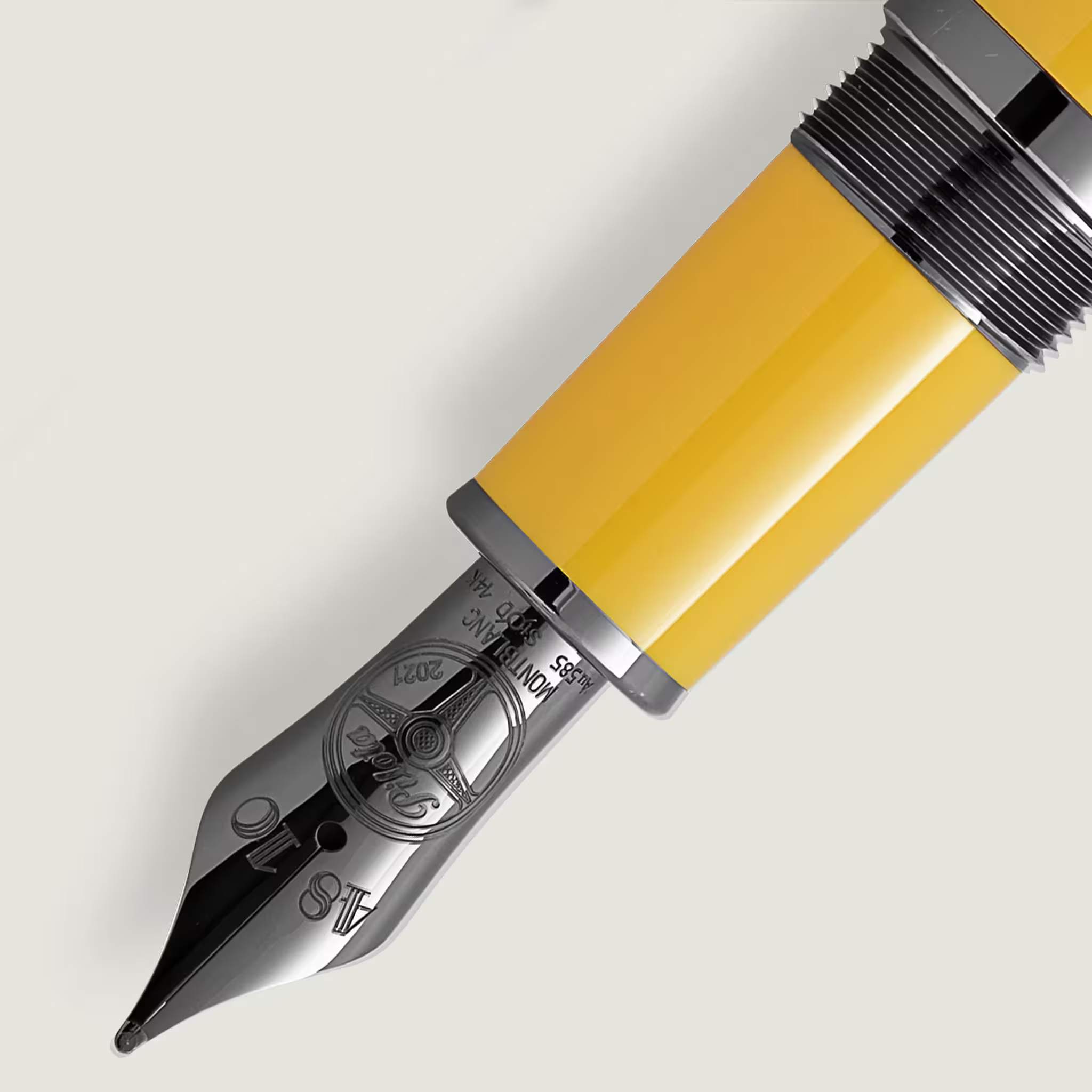 Dettaglio del pennino in oro 14K della stilografica Montblanc Enzo Ferrari Giallo Modena con incisioni “MONTBLANC 585 14K”, “2023” e “Germany”