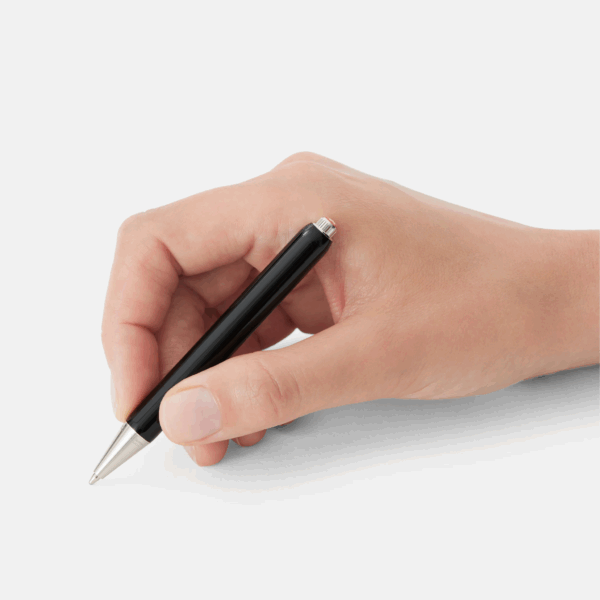 Penna Montblanc Heritage Rouge et Noir Baby nera con punta platino tenuta in mano