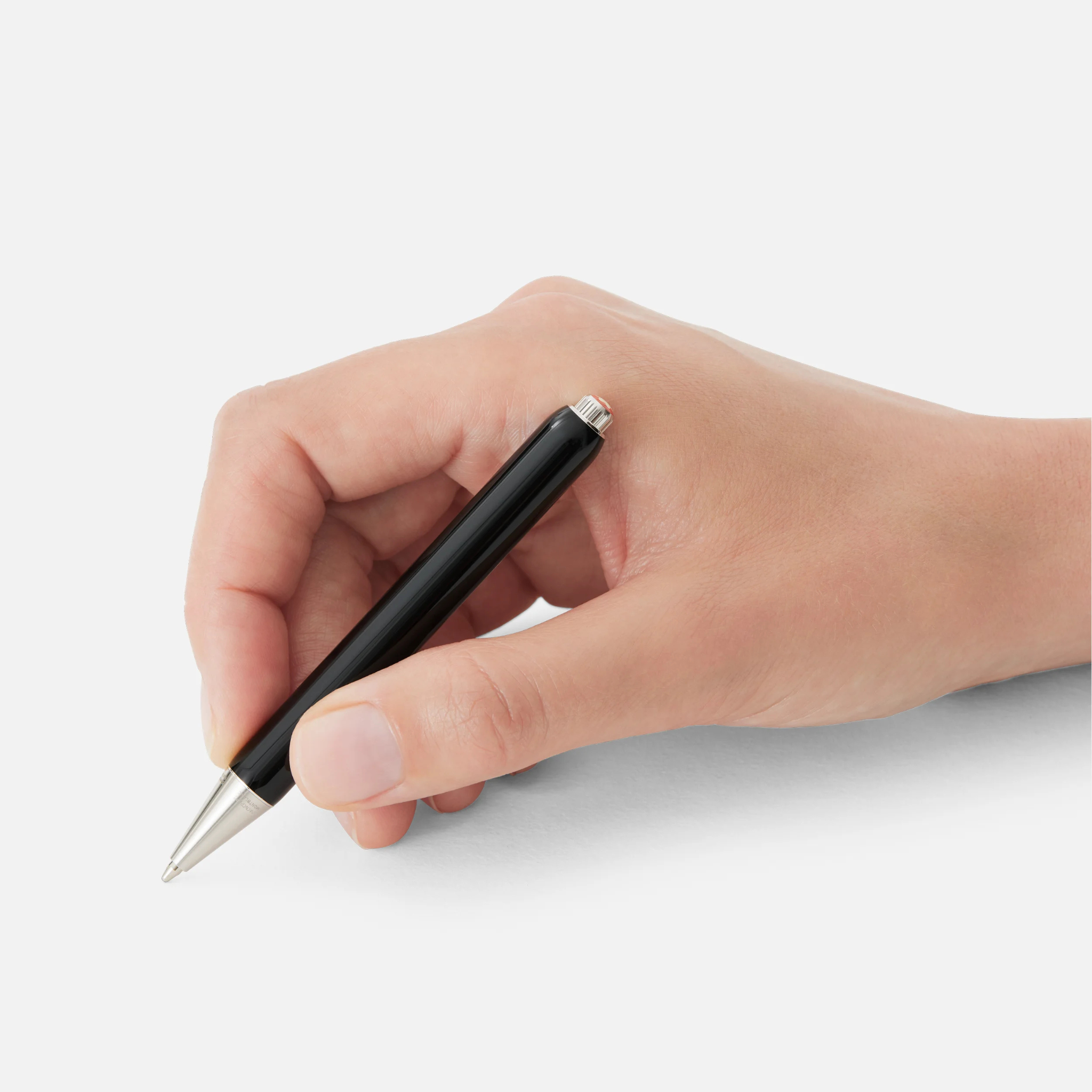 Montblanc Penna Heritage Rouge et Noir Baby – Edizione Speciale Nera Penna Montblanc Heritage Rouge et Noir Baby nera con punta platino tenuta in mano