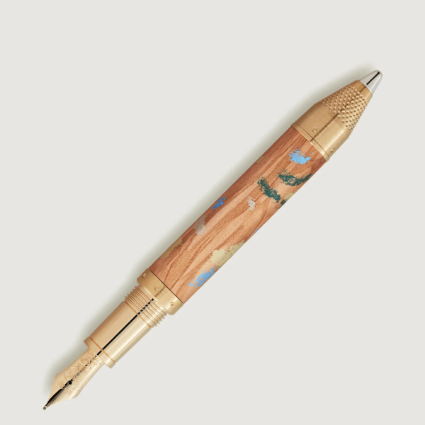 Stilografica Montblanc Renoir 4810 aperta con pennino in oro 18K visibile, inclinata in diagonale