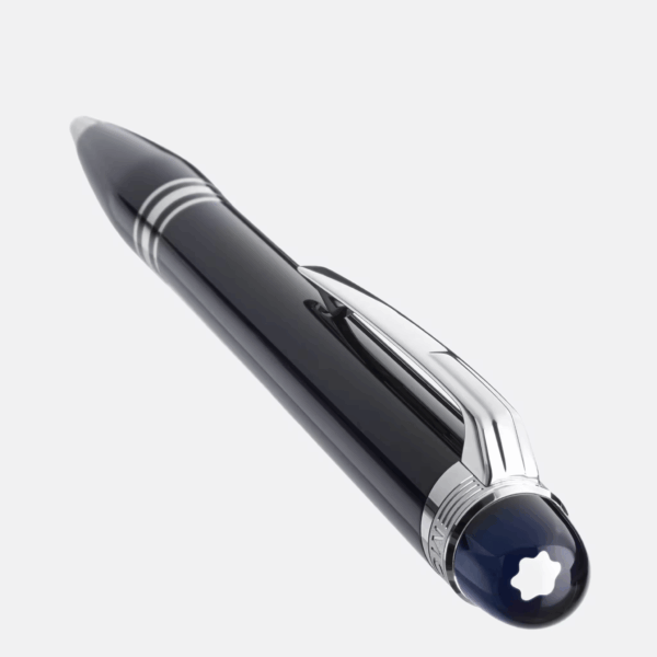 Penna a sfera Montblanc StarWalker nera con finiture platino, tre anelli e cupoletta blu con emblema bianco, distesa su fondo chiaro