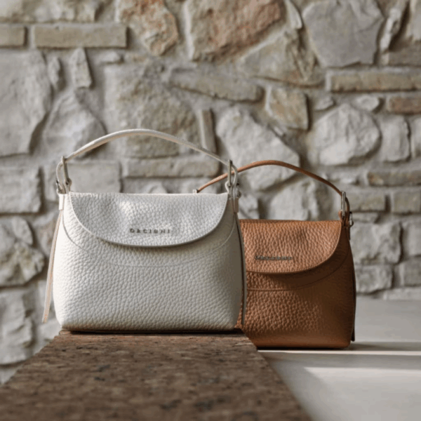 Borse Orciani Nana Small Soft in pelle martellata bianca e cognac con logo frontale inciso