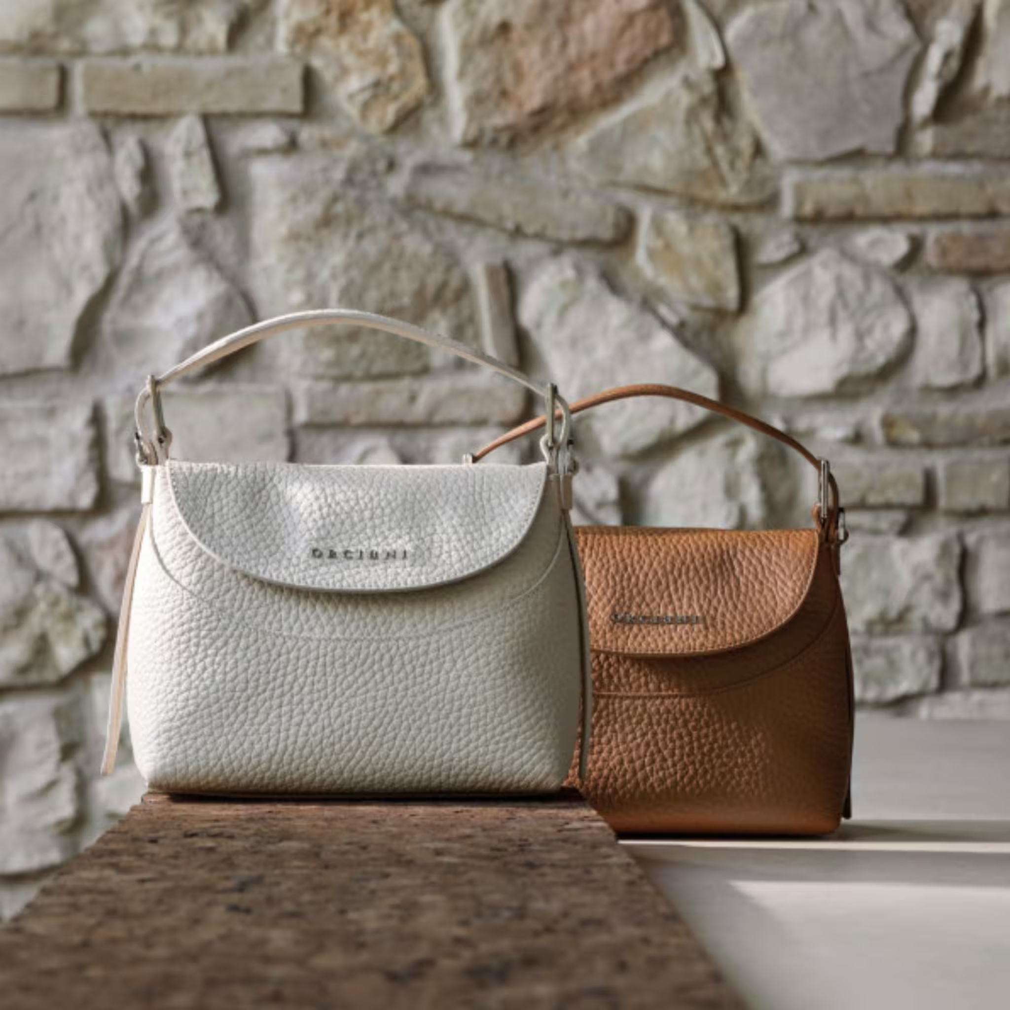 Borse Orciani Nana Small Soft in pelle martellata bianca e cognac con logo frontale inciso