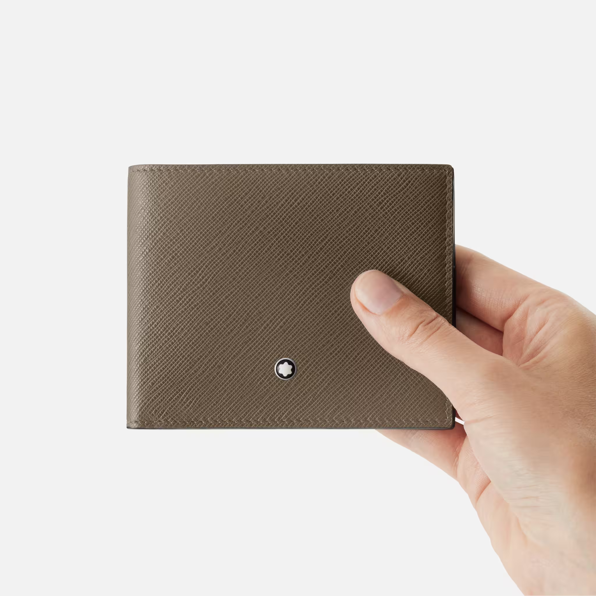 Portafoglio Montblanc Sartorial 6cc in pelle saffiano Mastic tenuto in mano, con emblema Montblanc visibile