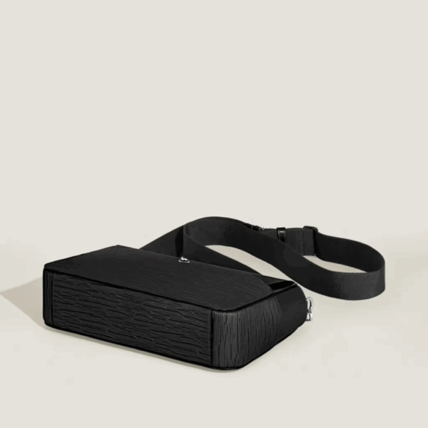 Montblanc Messenger Bag 4810 – Borsa compatta in pelle nera con texture corteccia - immagine 8
