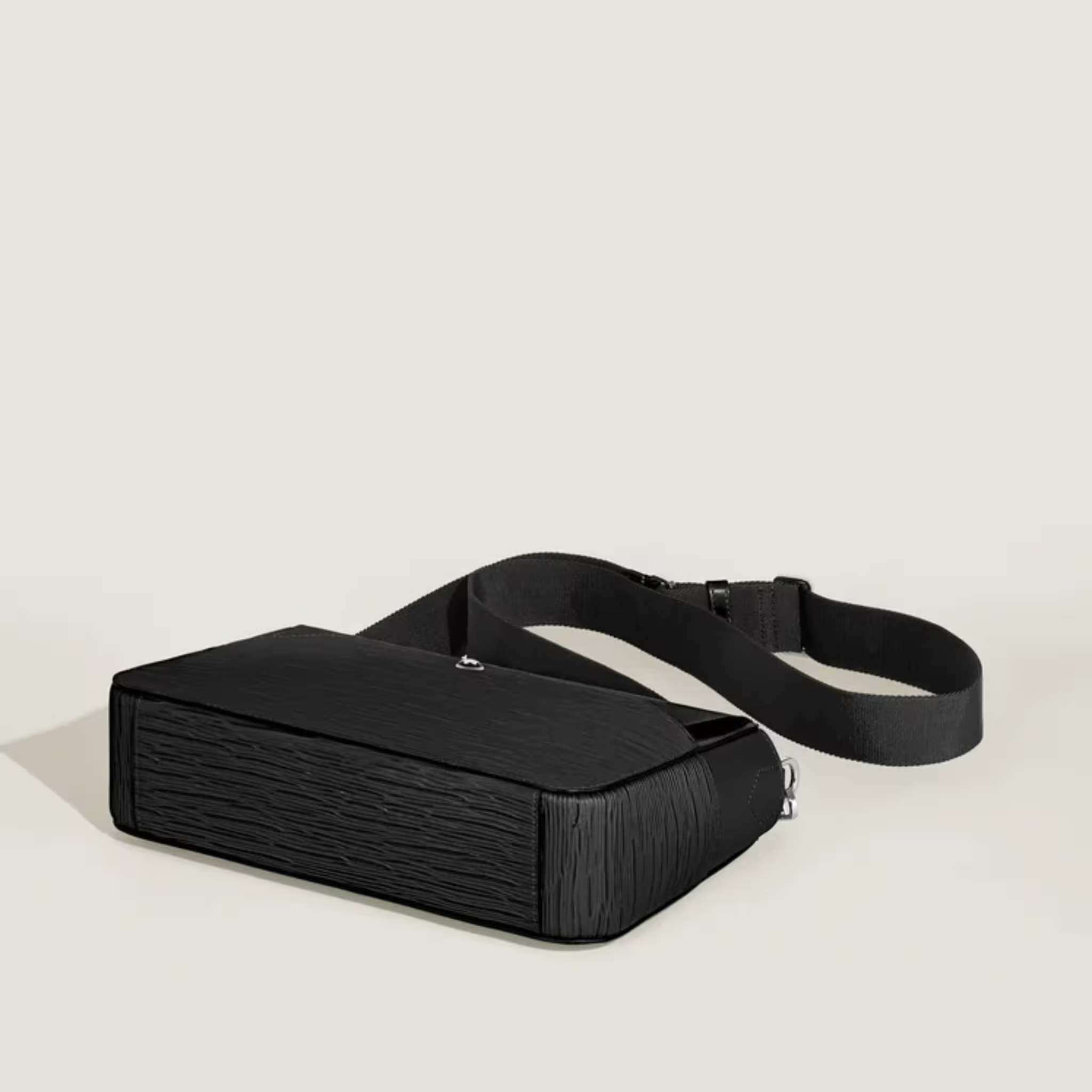 Montblanc Messenger Bag 4810 – Borsa compatta in pelle nera con texture corteccia - immagine 8