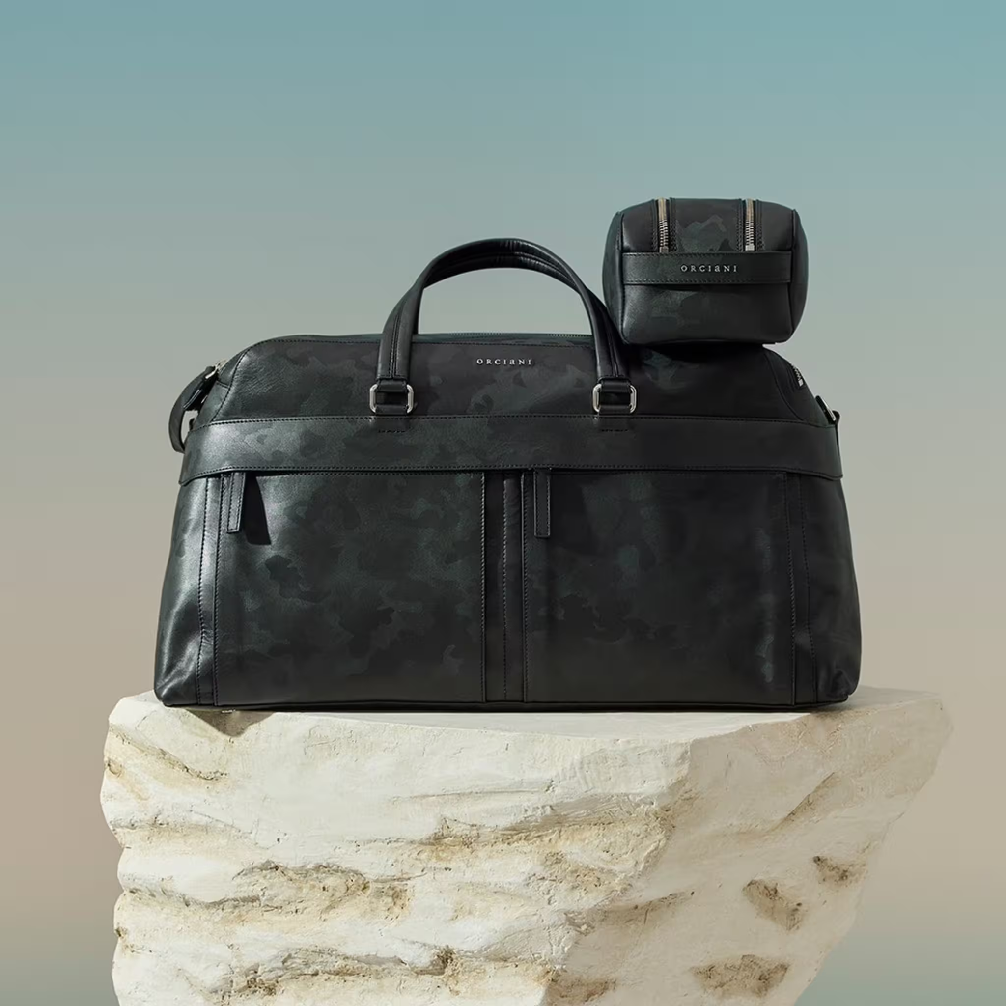 Orciani Borsone Skyline in pelle camouflage con tasche e tracolla removibile