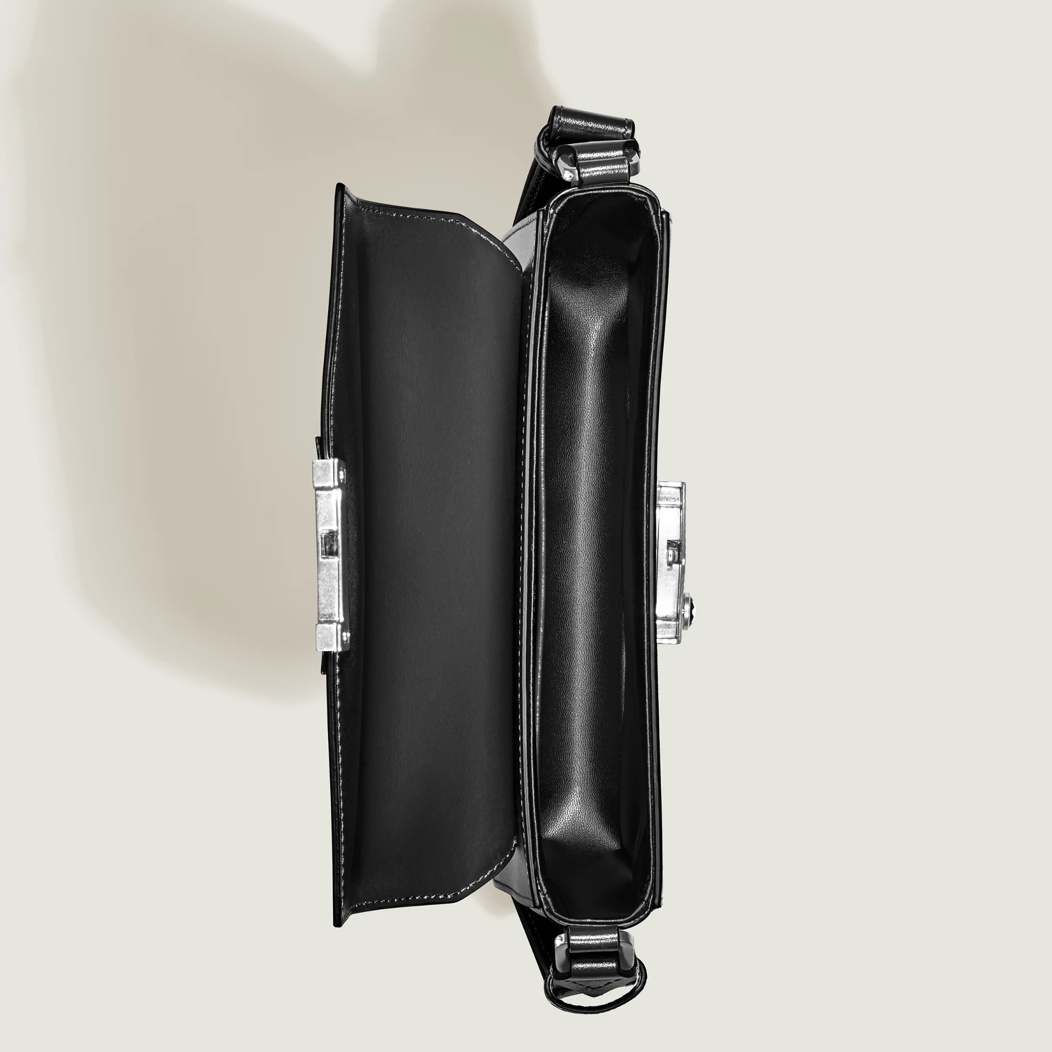 Vista superiore di handbag Montblanc aperta con due comparti, fodera nera e hardware argentato