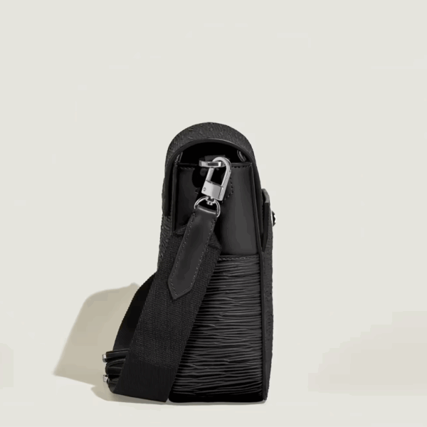 Montblanc Messenger Bag 4810 – Borsa compatta in pelle nera con texture corteccia - immagine 5