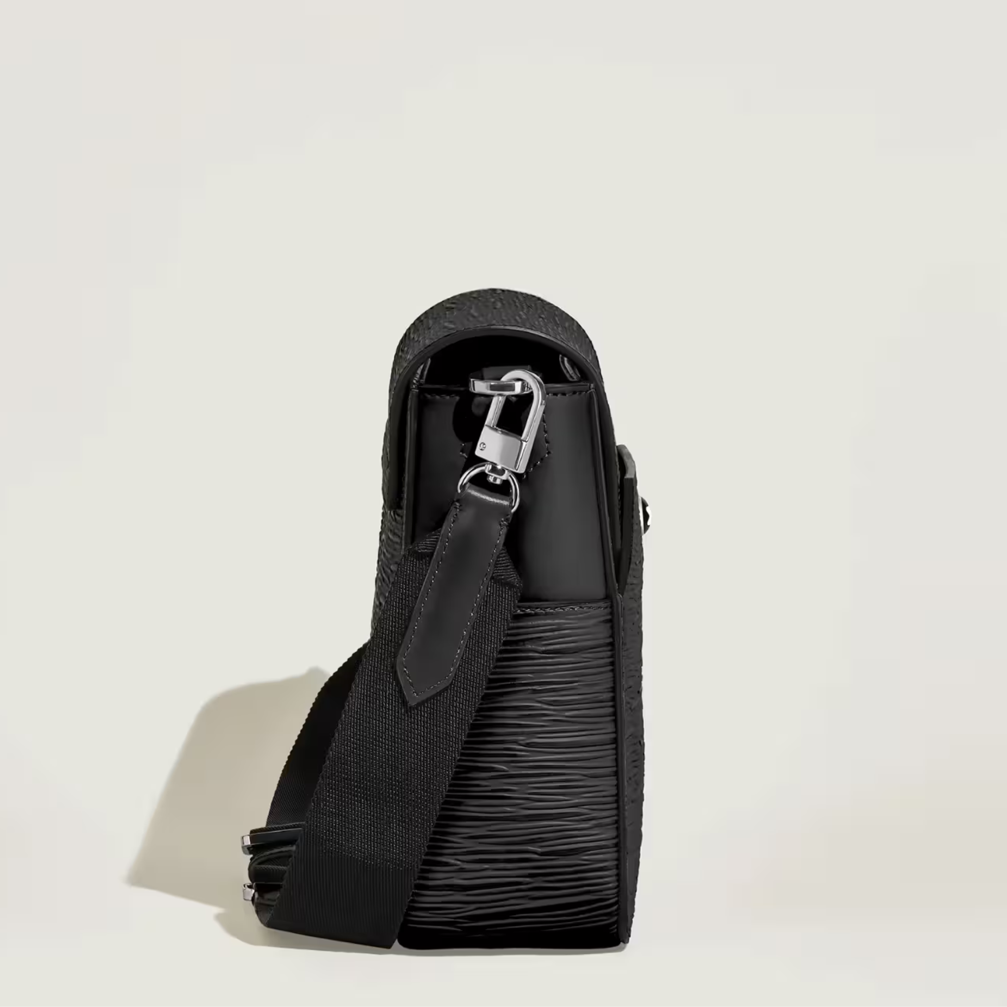 Montblanc Messenger Bag 4810 – Borsa compatta in pelle nera con texture corteccia - immagine 5