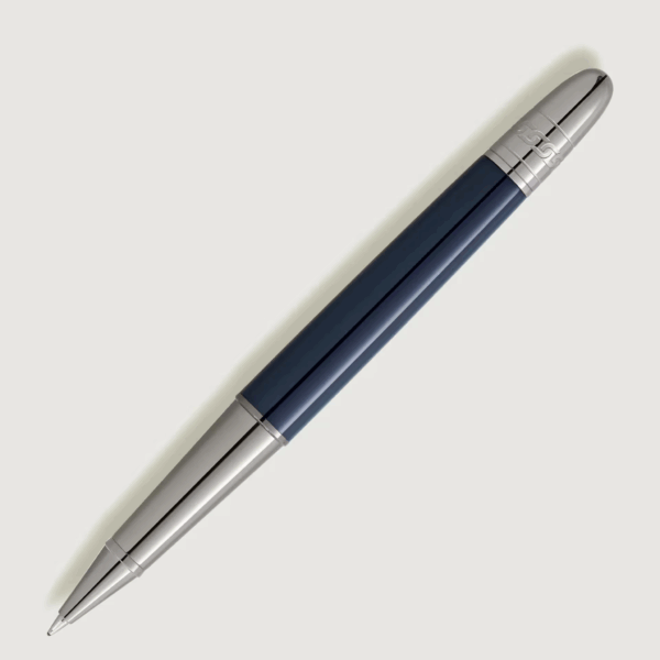 Dettaglio corpo penna blu con decoro inciso e finiture rutenio