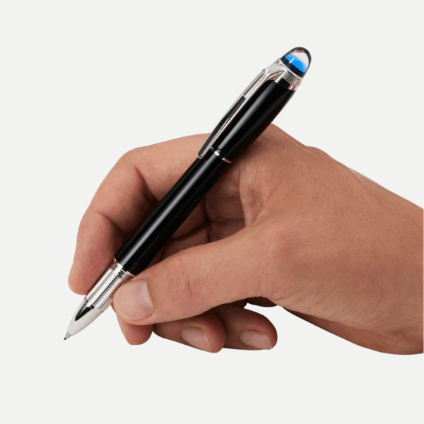 Montblanc StarWalker Fineliner in resina nera e dettagli platino, impugnata da una mano in posizione di scrittura
