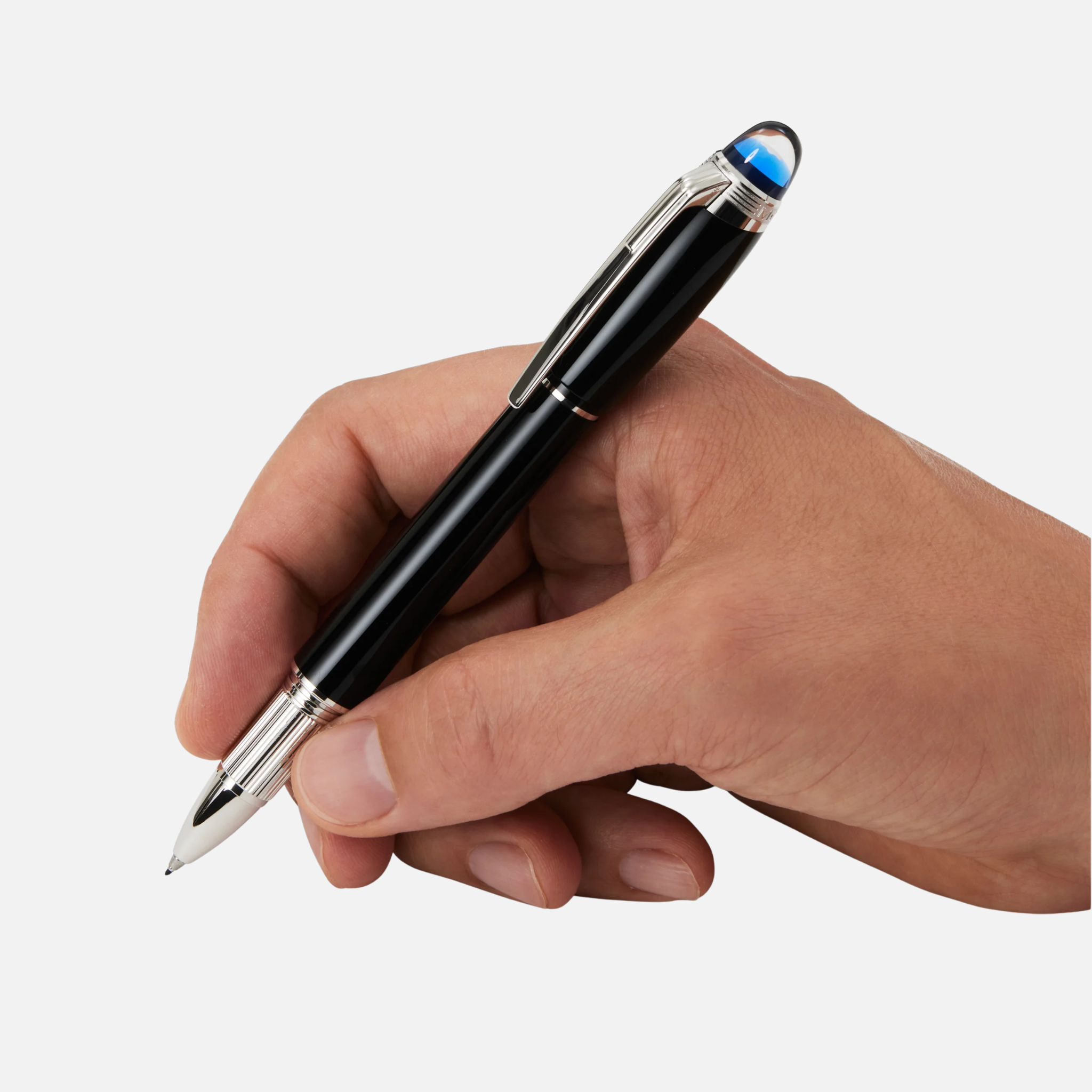 Montblanc StarWalker Fineliner in resina nera e dettagli platino, impugnata da una mano in posizione di scrittura
