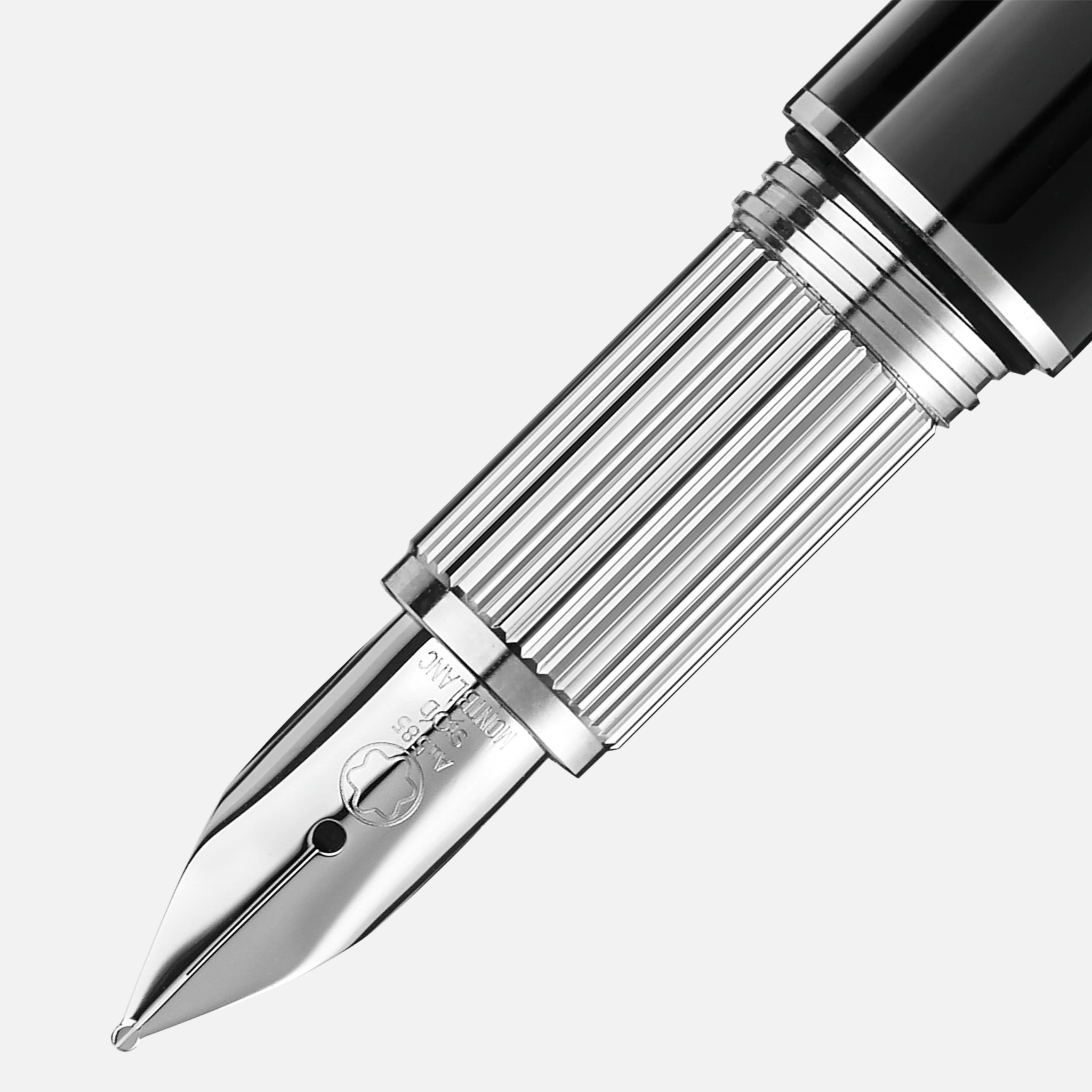 Dettaglio pennino oro 14K stilografica Montblanc StarWalker, con finitura rutenio e incisioni