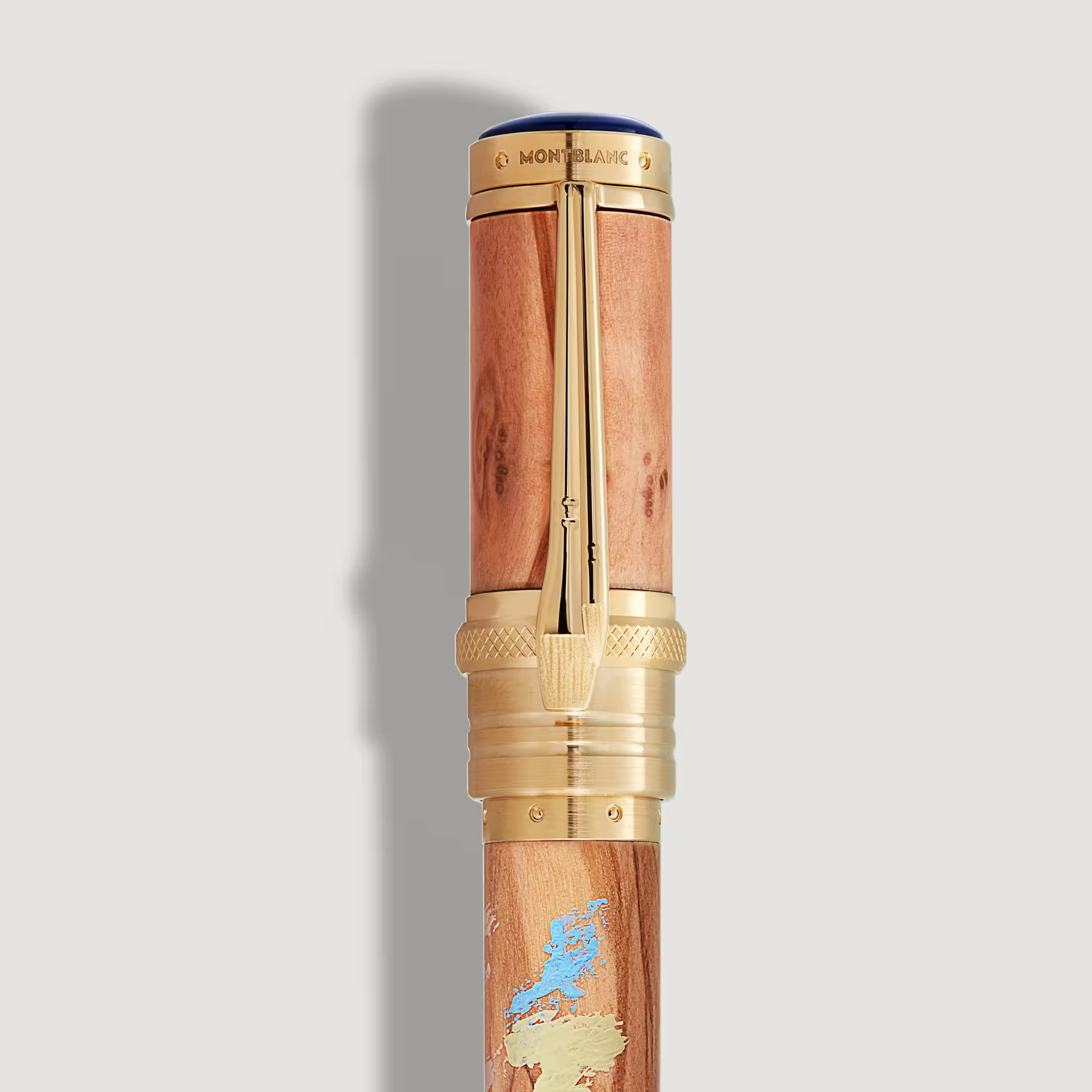 Stilografica Montblanc Renoir 4810 chiusa con cappuccio, clip a pennelli, emblema Montblanc visibile e mappa decorativa sull’Europa