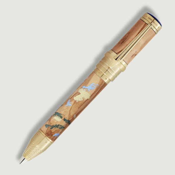 Stilografica Montblanc Renoir 4810 chiusa con cappuccio, corpo in legno d’ulivo decorato e finiture dorate
