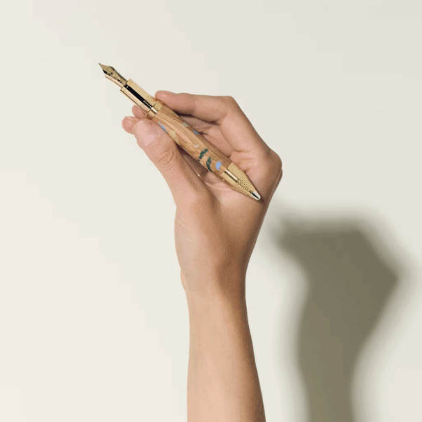Stilografica Montblanc Renoir 4810 con cappuccio rimosso e pennino visibile, impugnata in mano