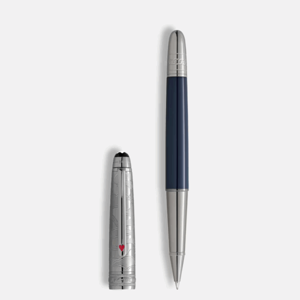 Penna roller Montblanc con corpo blu e cappuccio inciso in metallo con finiture rutenio