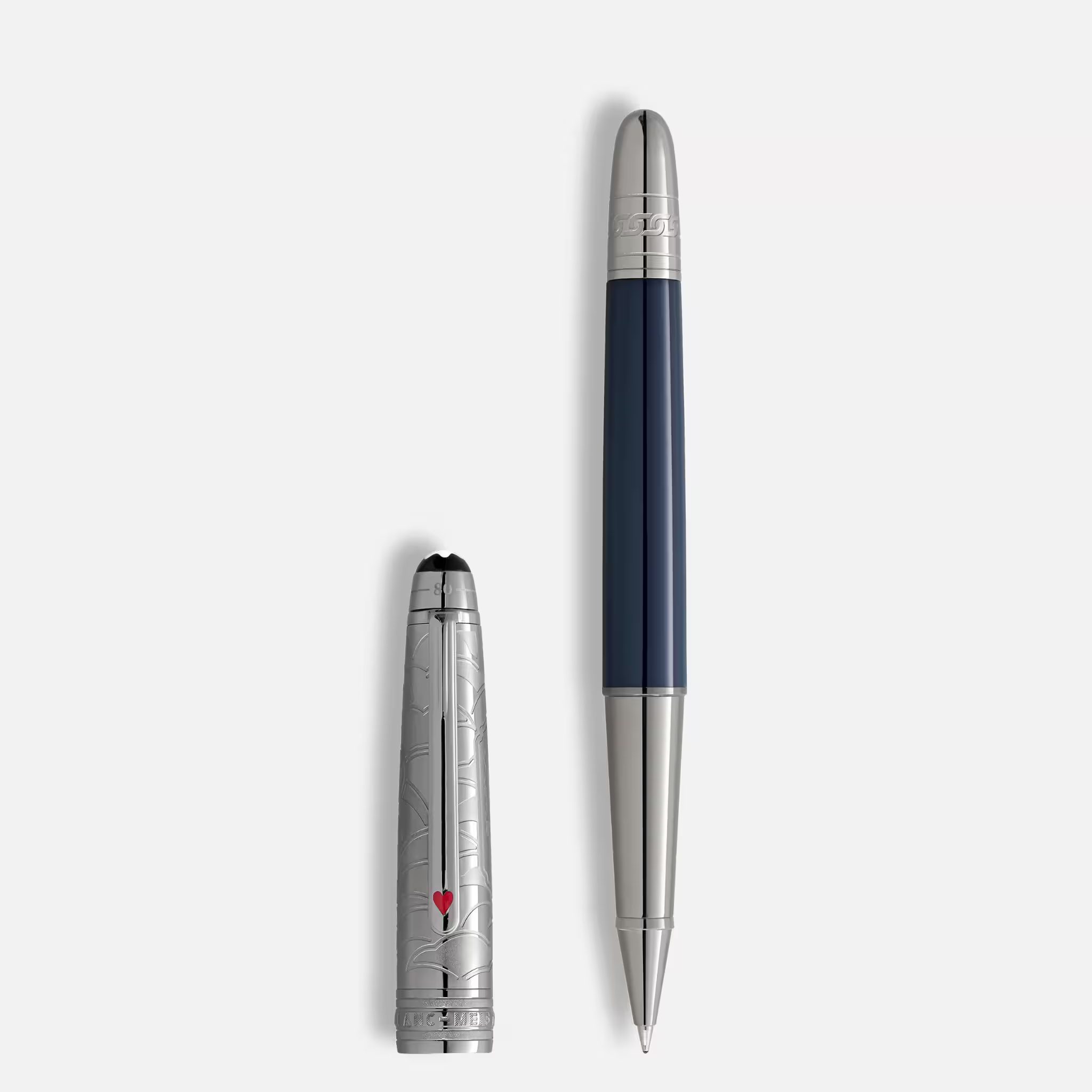 Montblanc Around the World in 80 Days Roller Doué Classique – Dettaglio cappuccio Penna roller Montblanc con cappuccio inciso e cuore rosso sulla clip