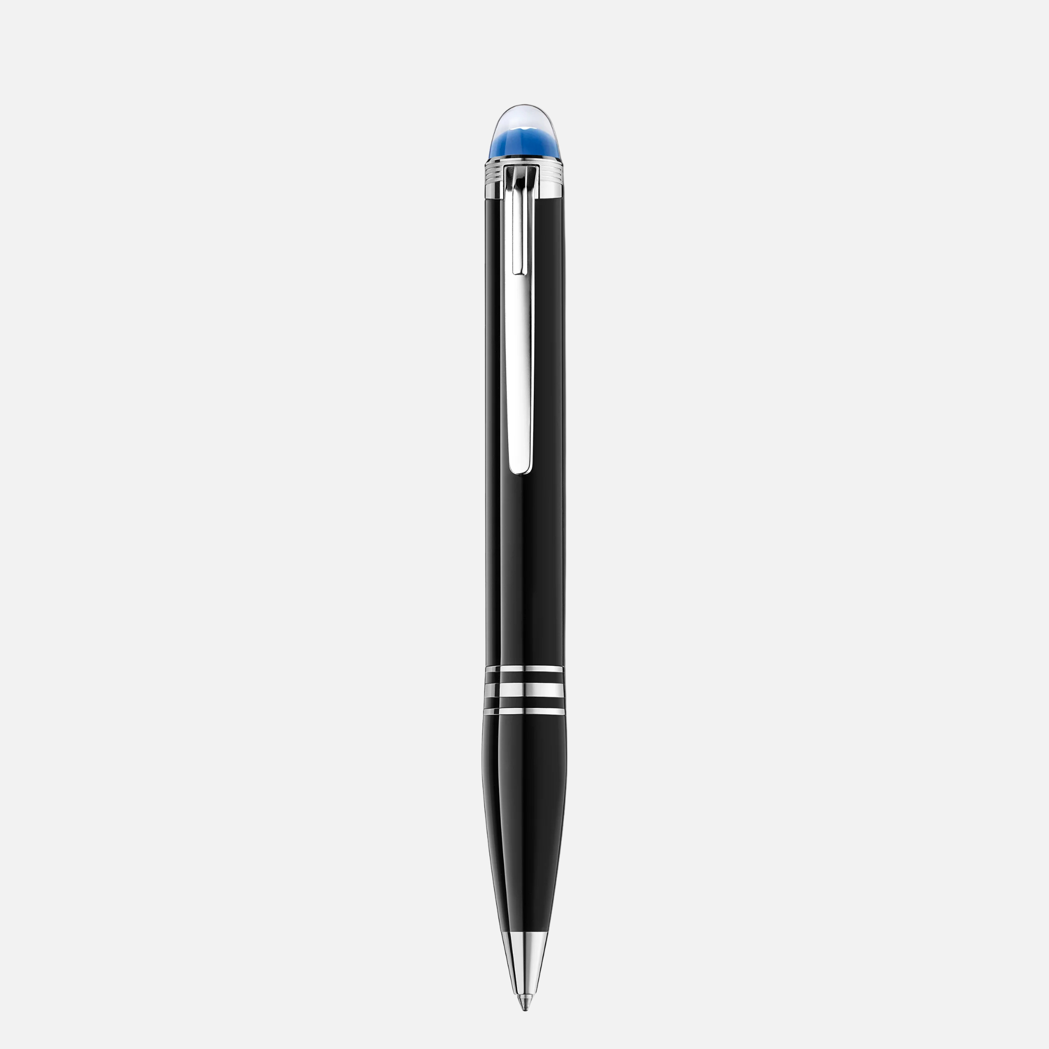 Penna a sfera Montblanc StarWalker in resina nera, con finiture platino e cupoletta azzurra sotto l’emblema, distesa su fondo chiaro