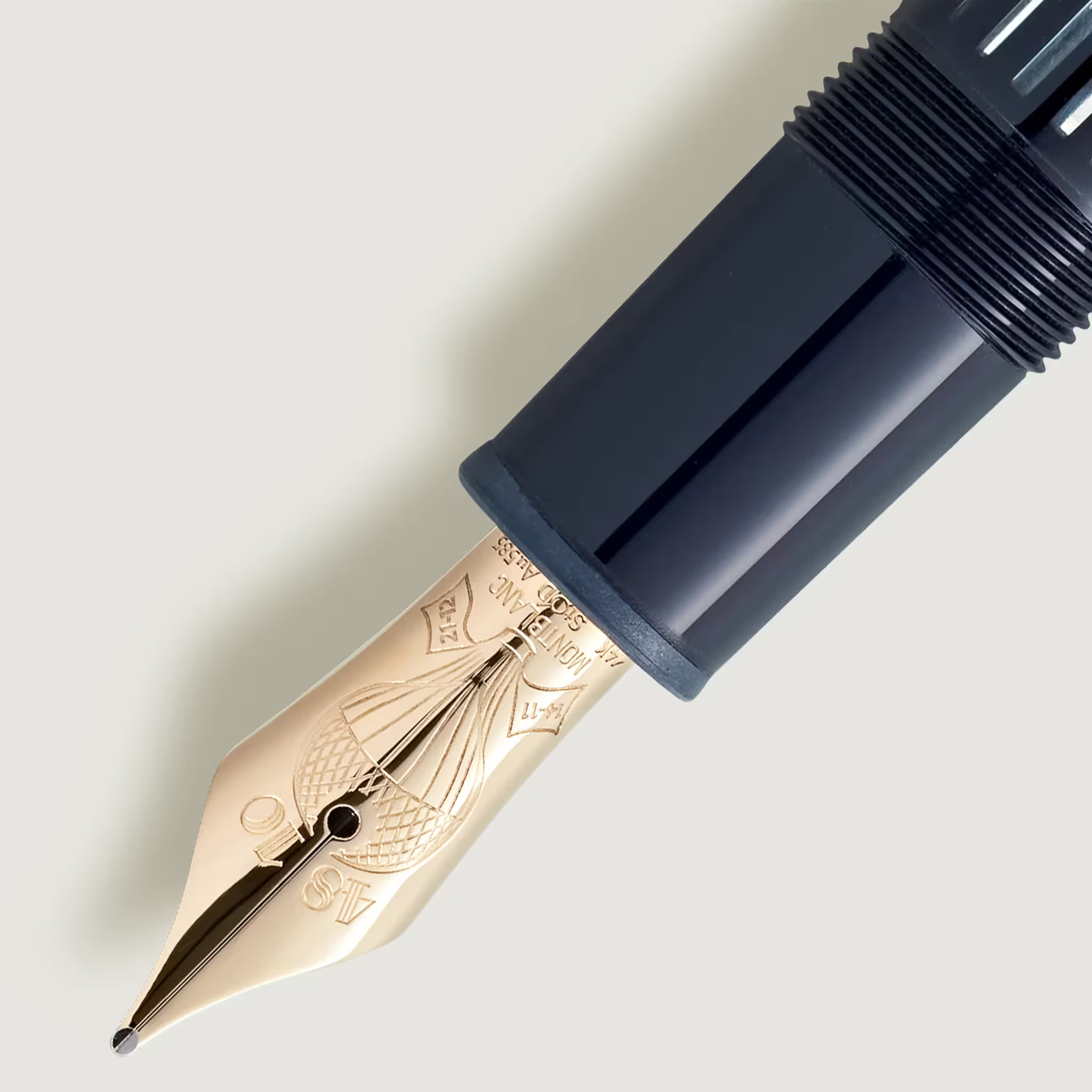 Pennino Montblanc in oro 14K con incisioni “4810”, “585” e “M”