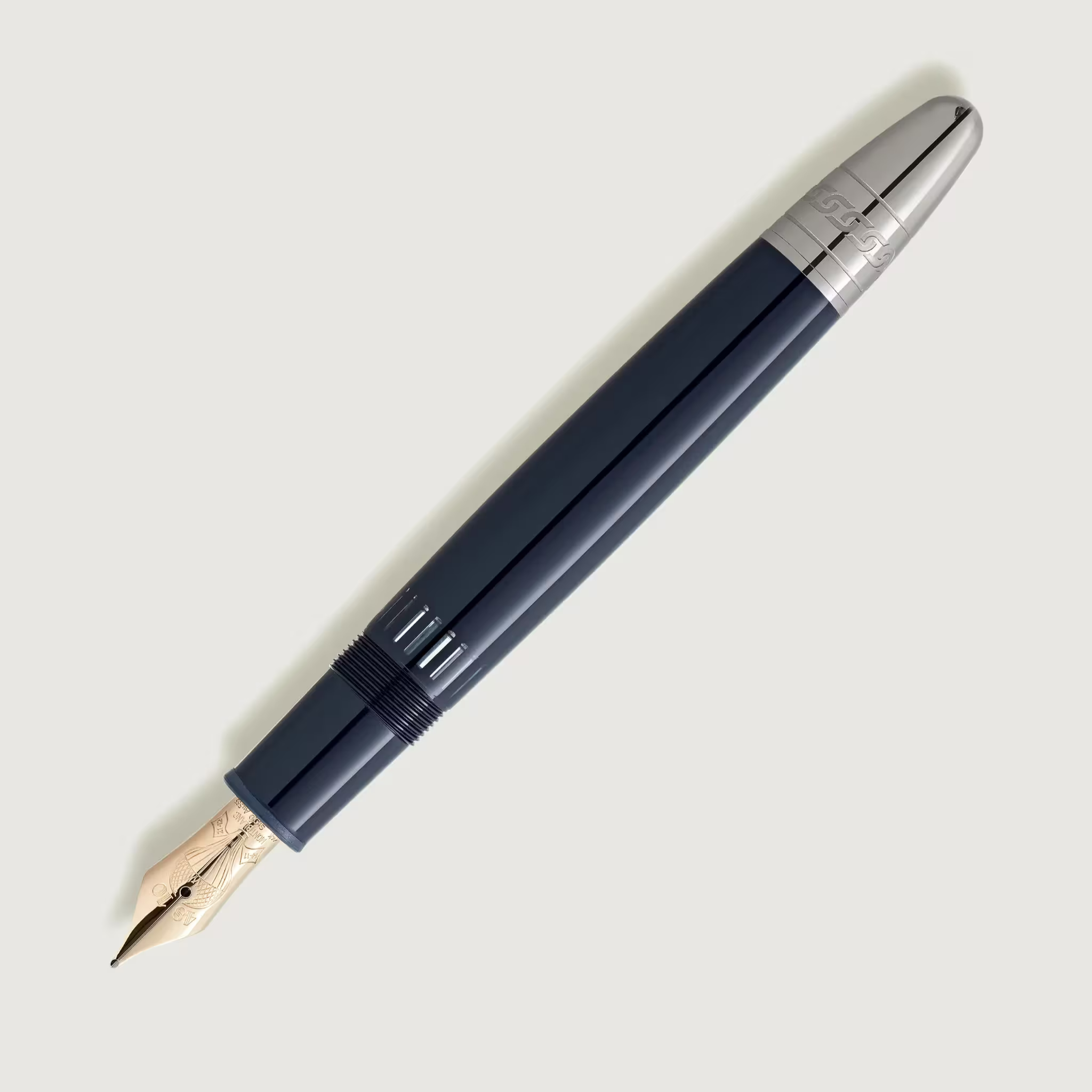 Penna stilografica Montblanc con corpo blu, cappuccio argento inciso e pennino in oro decorato