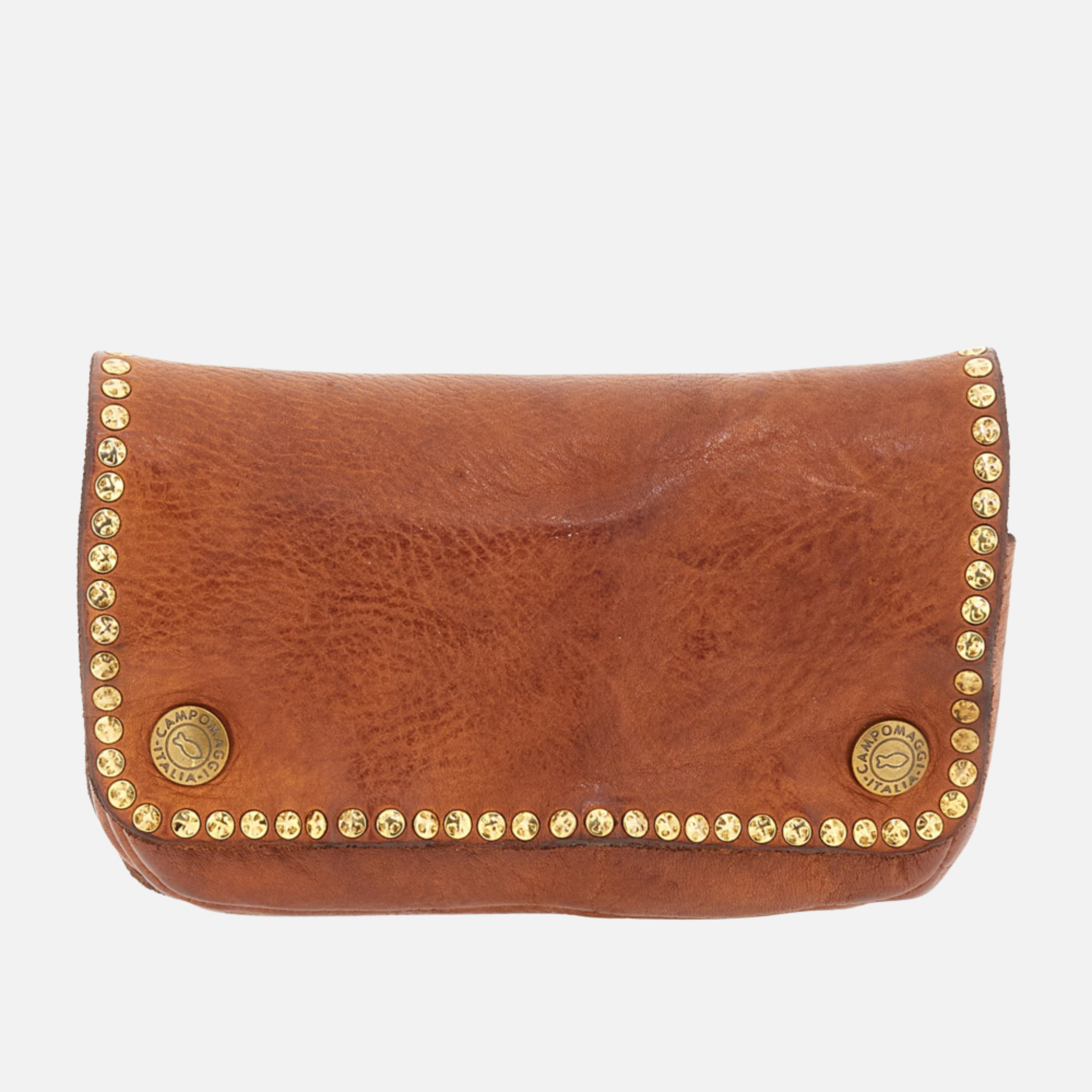 Campomaggi Kura Cognac – Vista Frontale con Borchie Borsa Campomaggi Kura Cognac in pelle tinta in capo con borchie dorate e chiusura a pressione