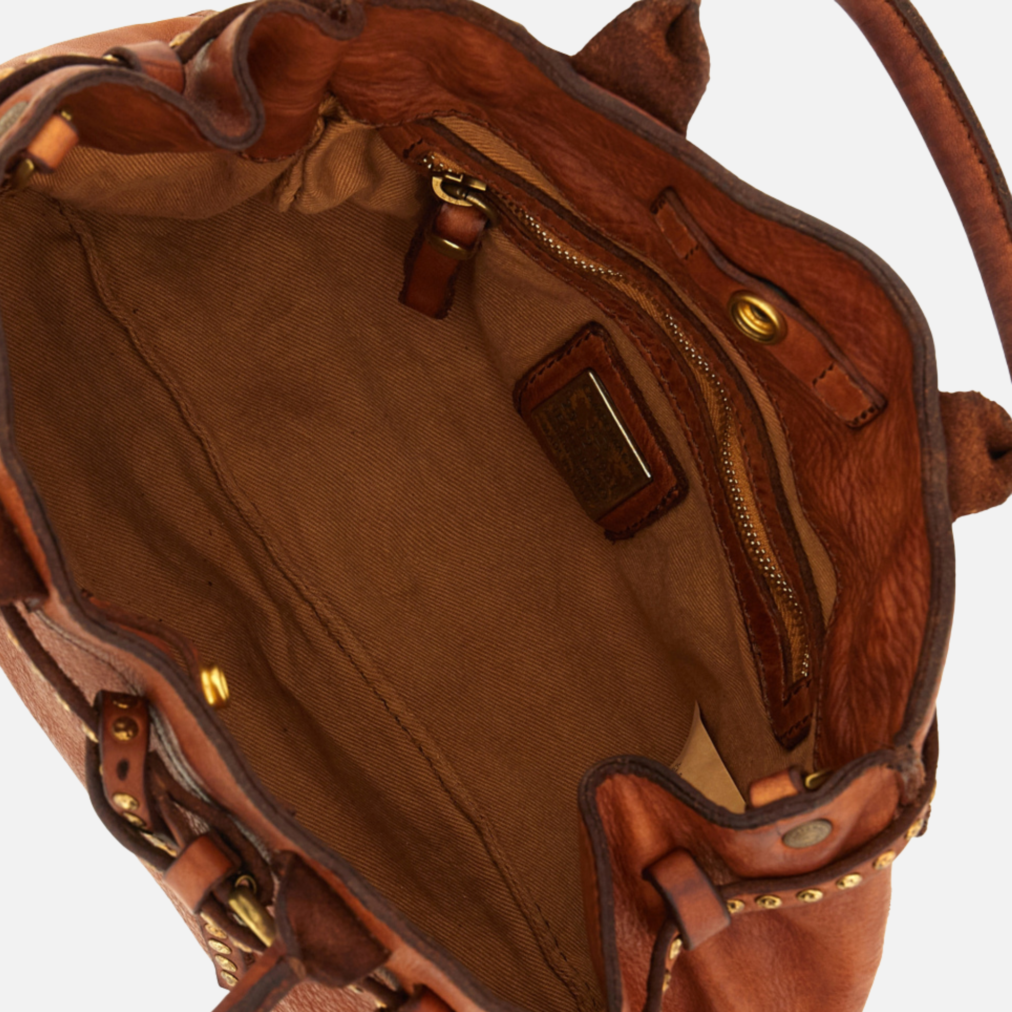 Interno borsa Campomaggi Kura Shopping Cognac con tasca zip e etichetta in pelle