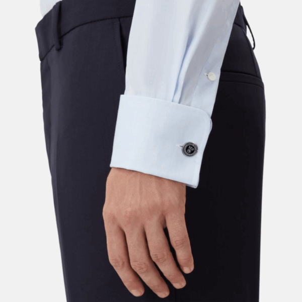 Gemello Montblanc nero con bordo argento indossato su camicia con polsino francese
