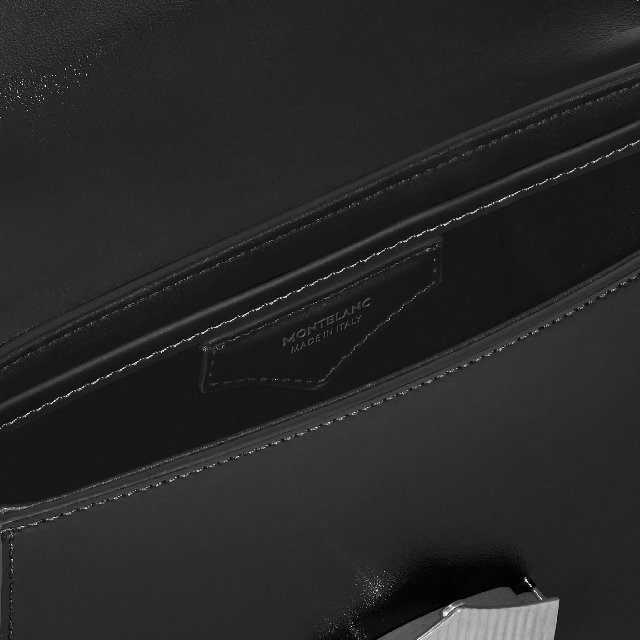Interno di accessorio Montblanc in pelle nera con etichetta “MONTBLANC MADE IN ITALY”