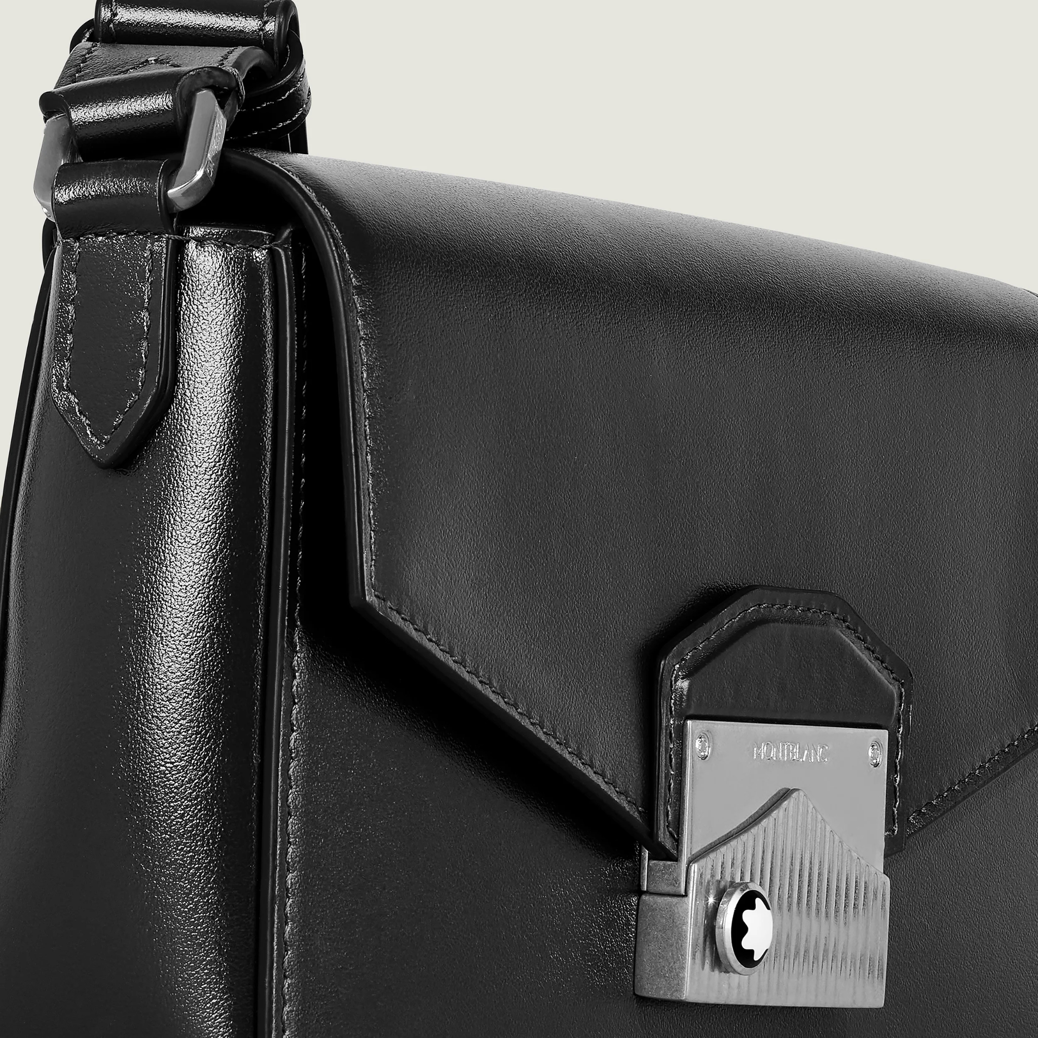 Dettaglio della borsa Montblanc nera in pelle liscia con chiusura metallica e logo inciso