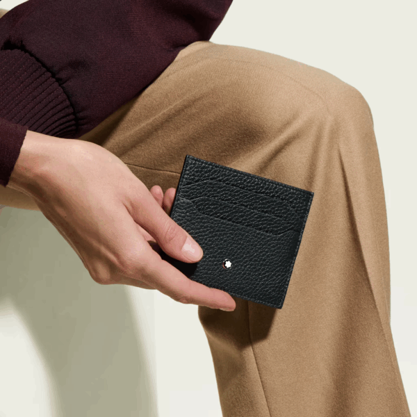 Porta carte Montblanc nero in pelle testurizzata tenuto in mano, con emblema bianco visibile
