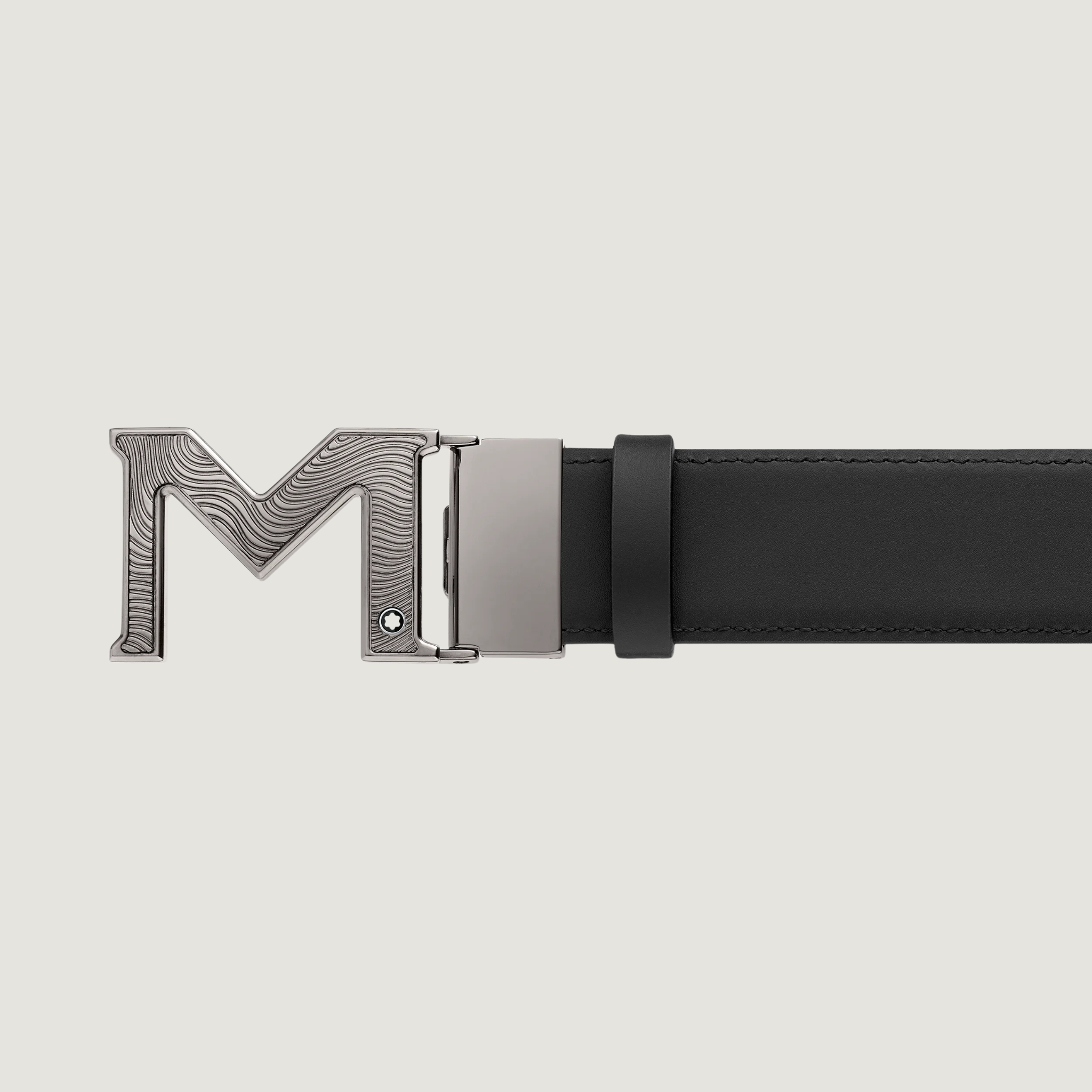 Cintura Montblanc nera con fibbia M guilloché ed emblema inciso