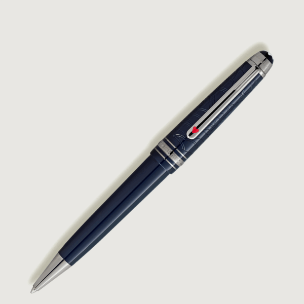 Penna Montblanc Classique 80 Days vista angolata con cappuccio inciso e clip rossa