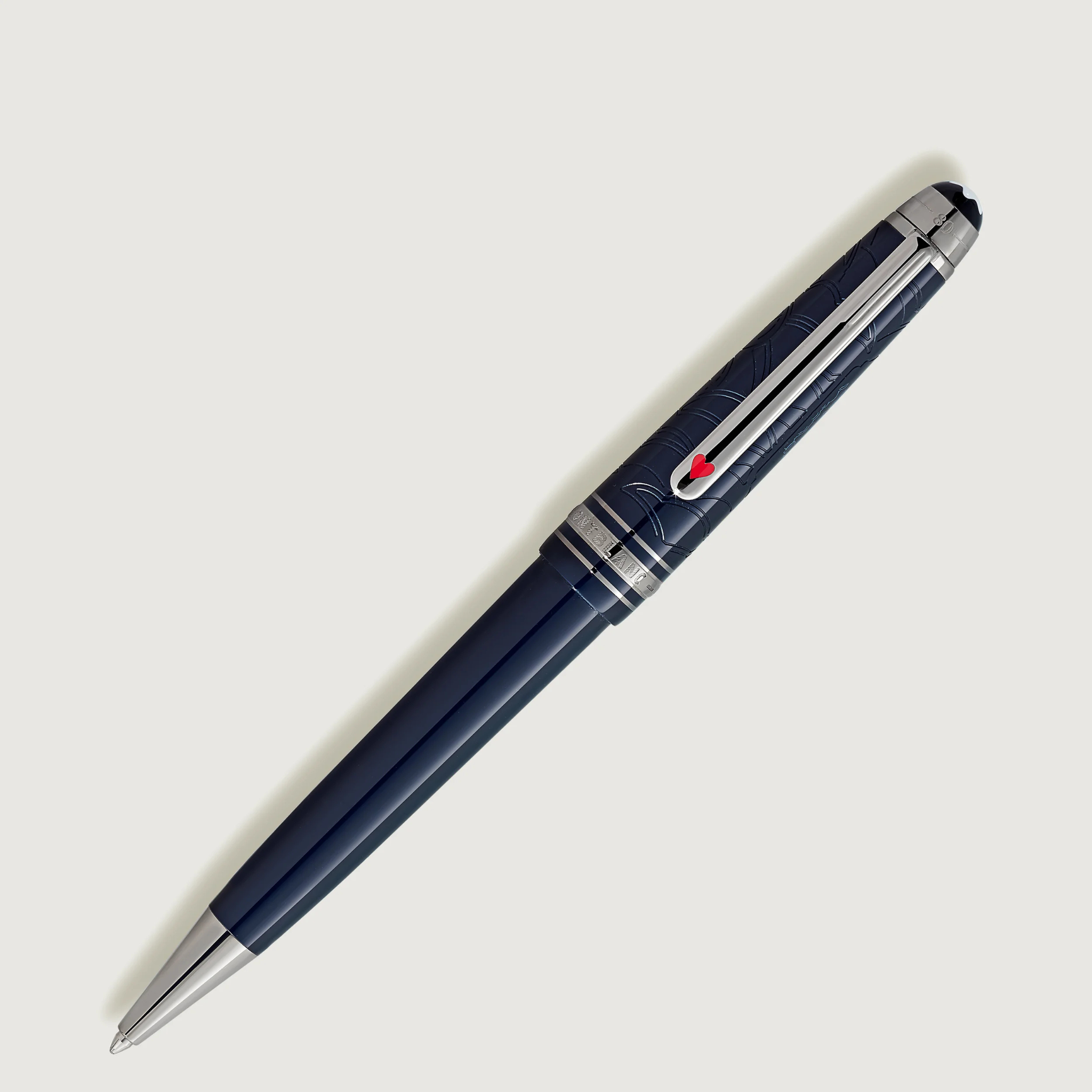 Penna Montblanc Classique 80 Days vista angolata con cappuccio inciso e clip rossa