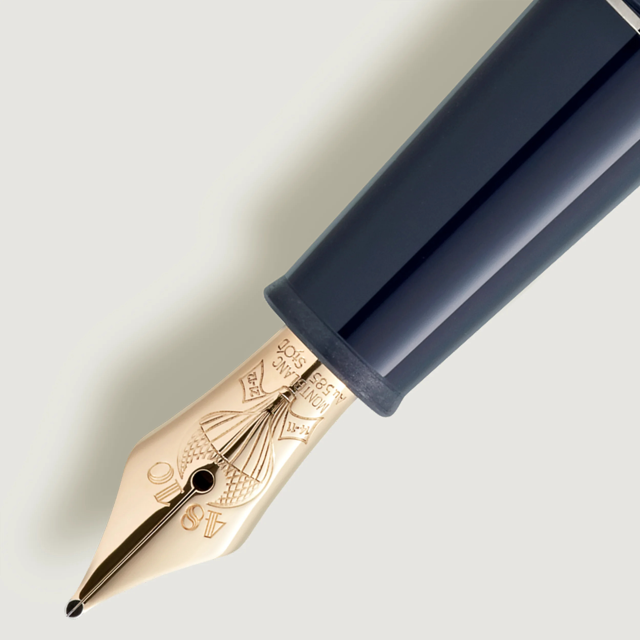 Pennino Fine 14K Montblanc Classique 80 Days con incisione mongolfiera e date
