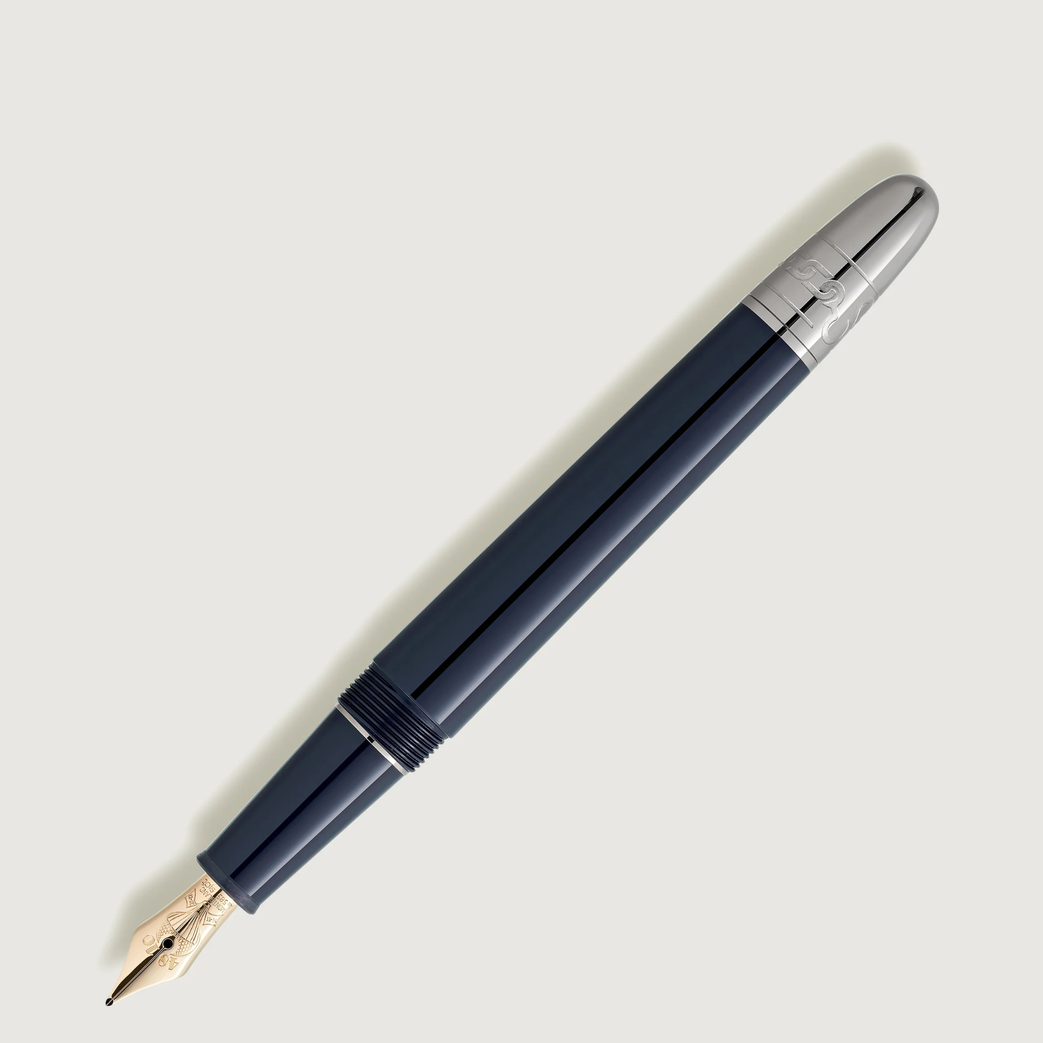 Stilografica Montblanc Classique 80 Days F aperta con pennino Fine esposto