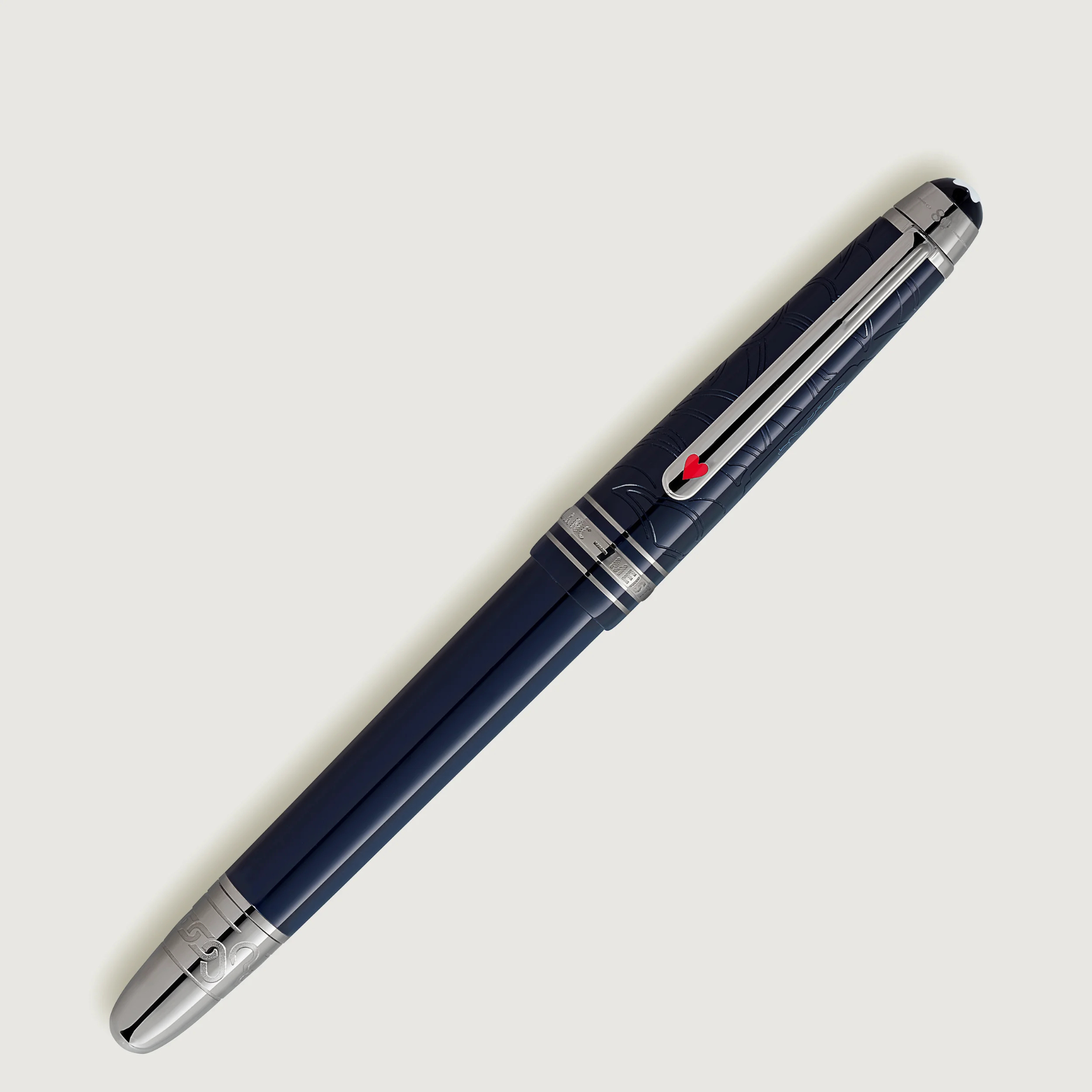 Roller Montblanc Classique 80 Days visto obliquo con cappuccio inciso e clip rossa