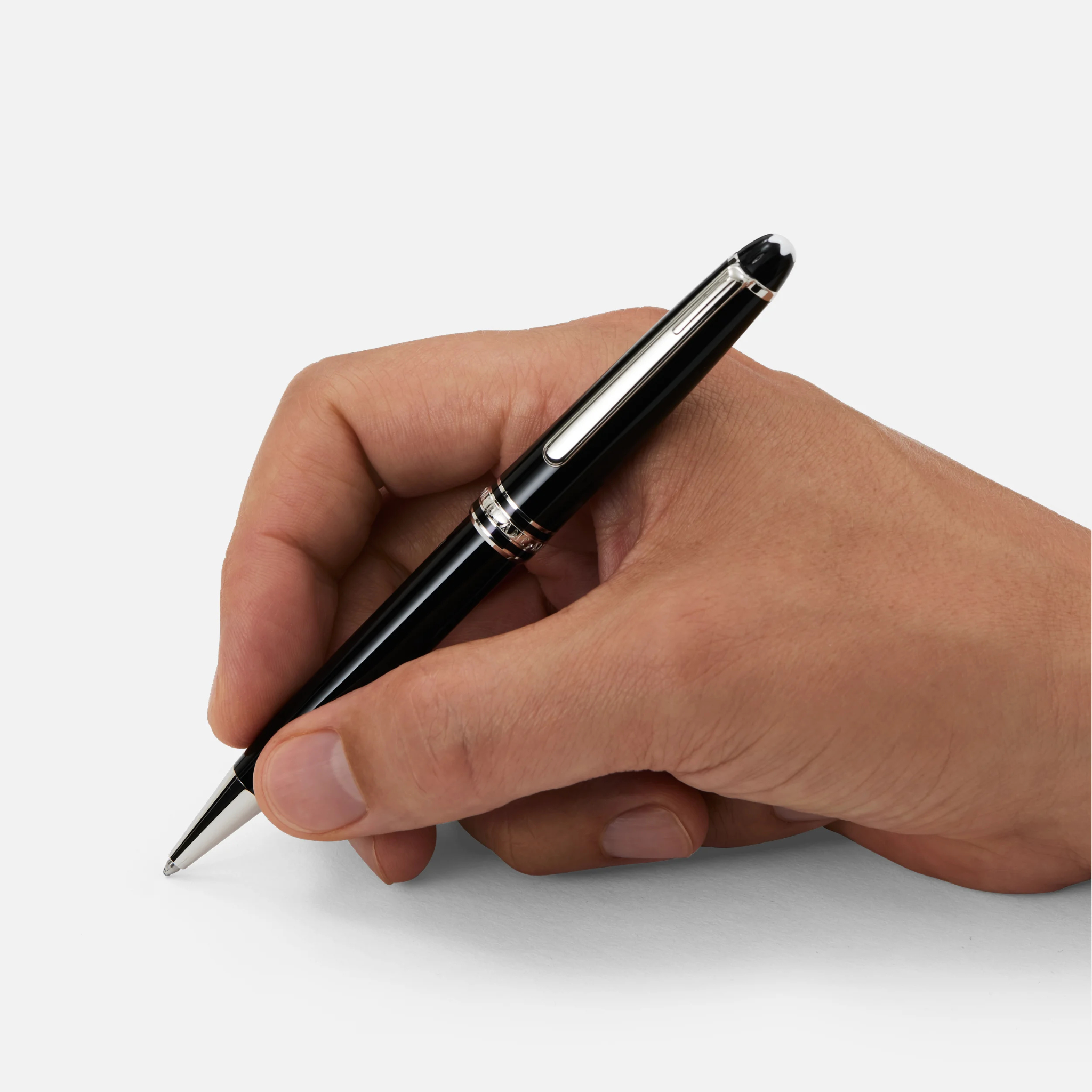 Penna Montblanc Classique impugnata, resina nera e finitura platino