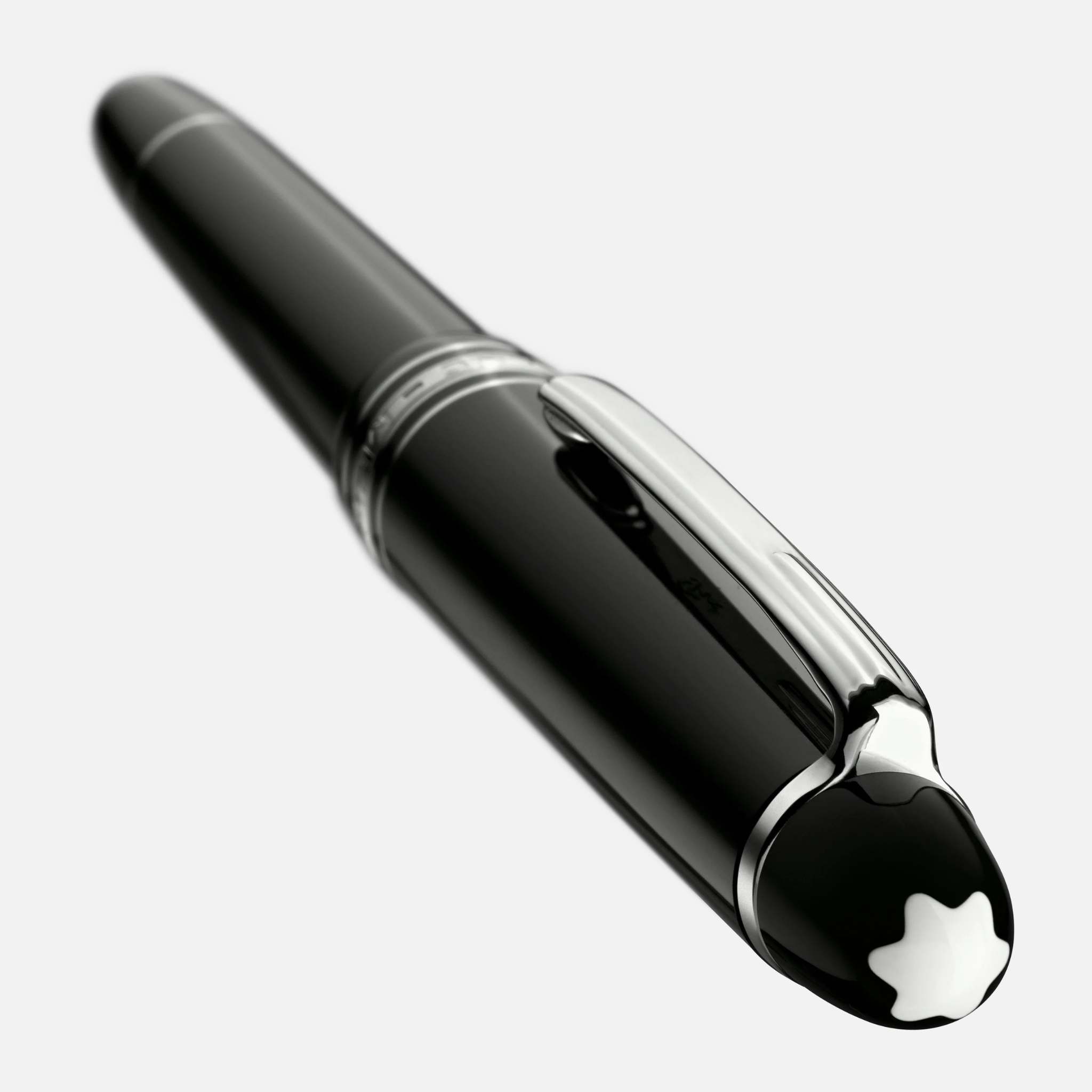 oller Montblanc Classique in resina nera visto angolato con cappuccio e clip